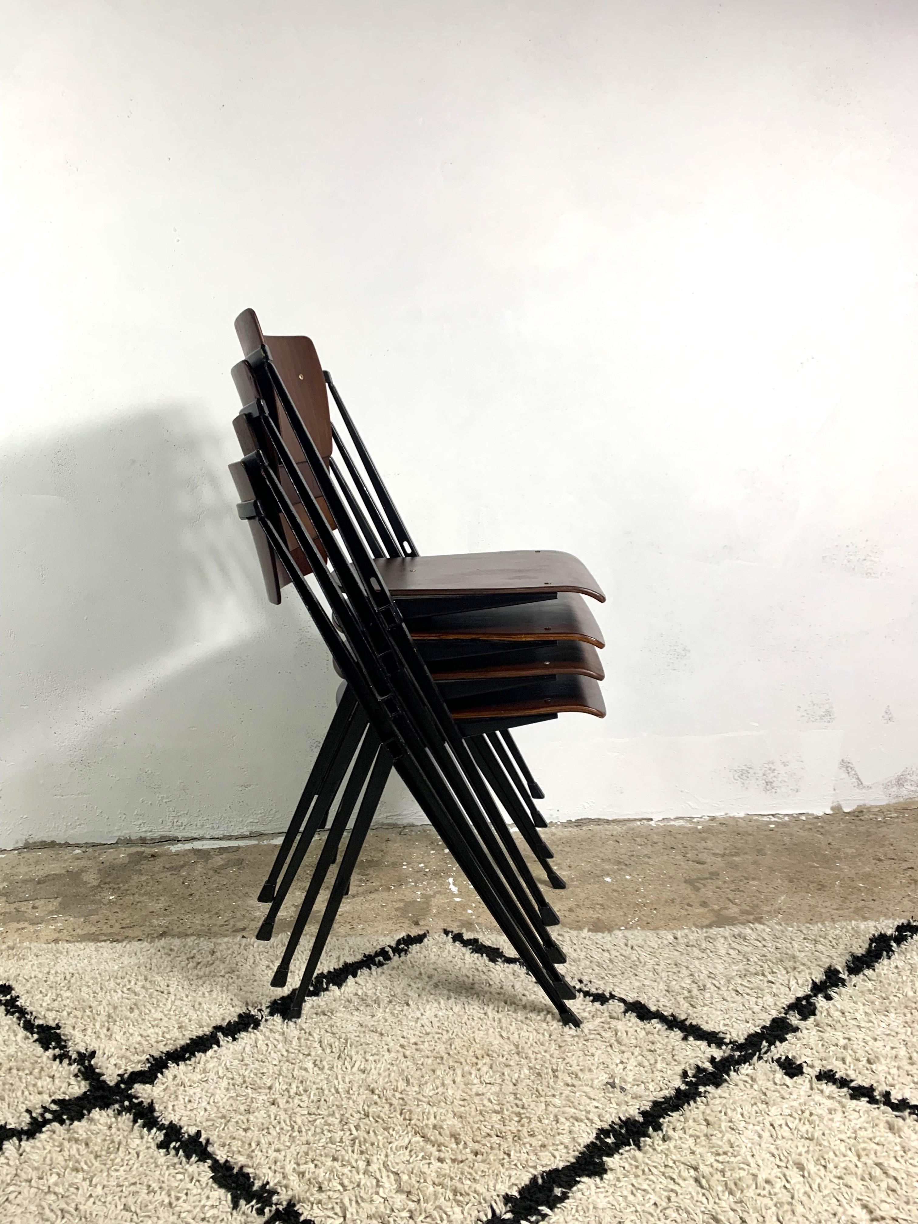 Ensemble de 4 chaises pyramidales de Wim Rietveld, industriel du milieu du siècle dernier en vente 11