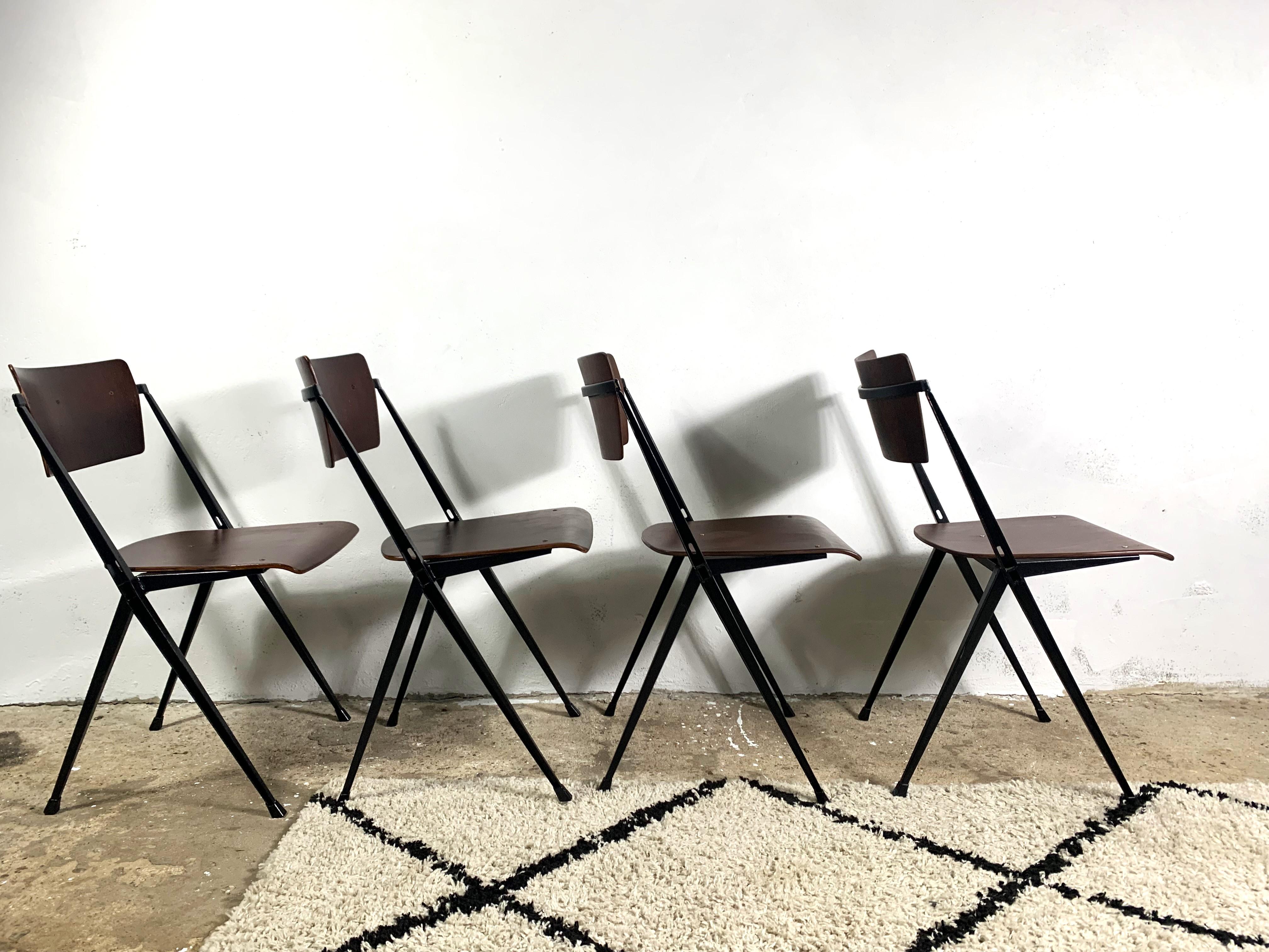 Les chaises pyramidales ont été conçues par Wim Rietveld (fils de Gerrit Rietveld) au début des années 1960 comme chaises d'école. La série appelée Calle comprenait également des bureaux pour les élèves et des bureaux plus grands pour les