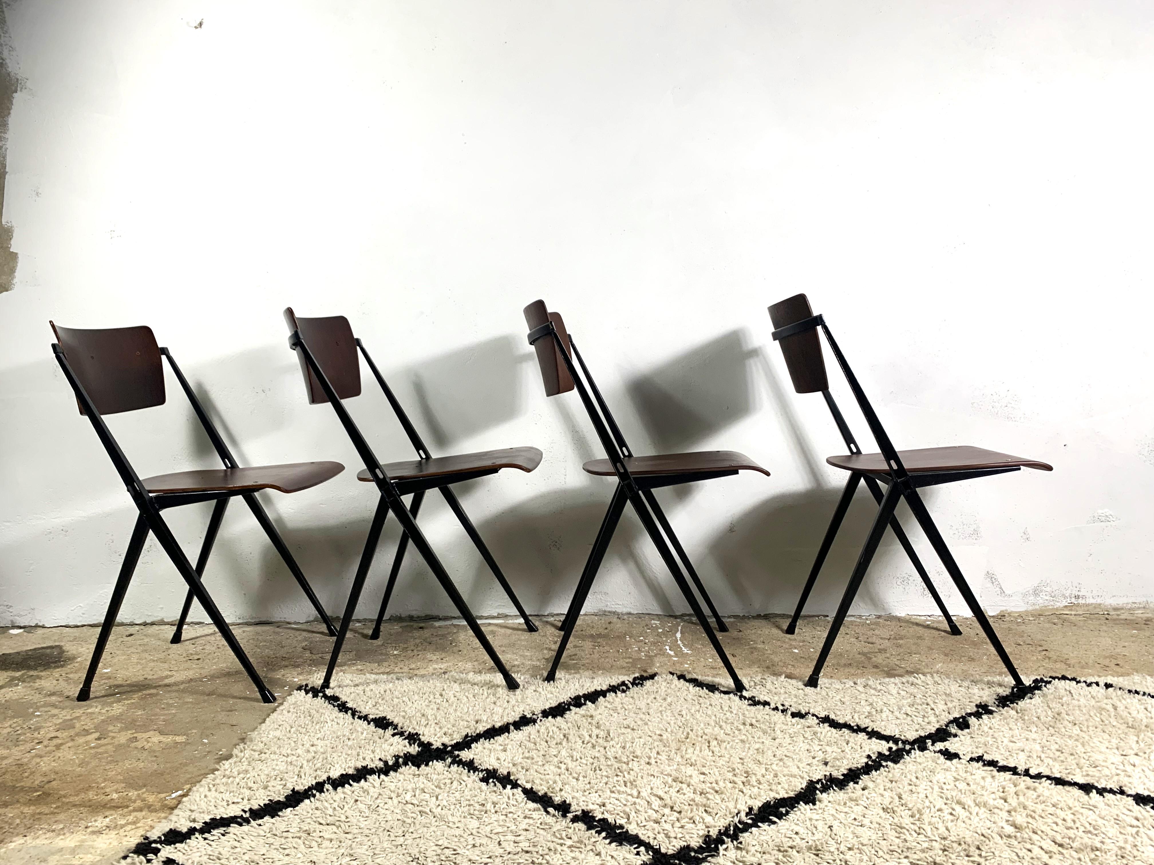 Industriel Ensemble de 4 chaises pyramidales de Wim Rietveld, industriel du milieu du siècle dernier en vente