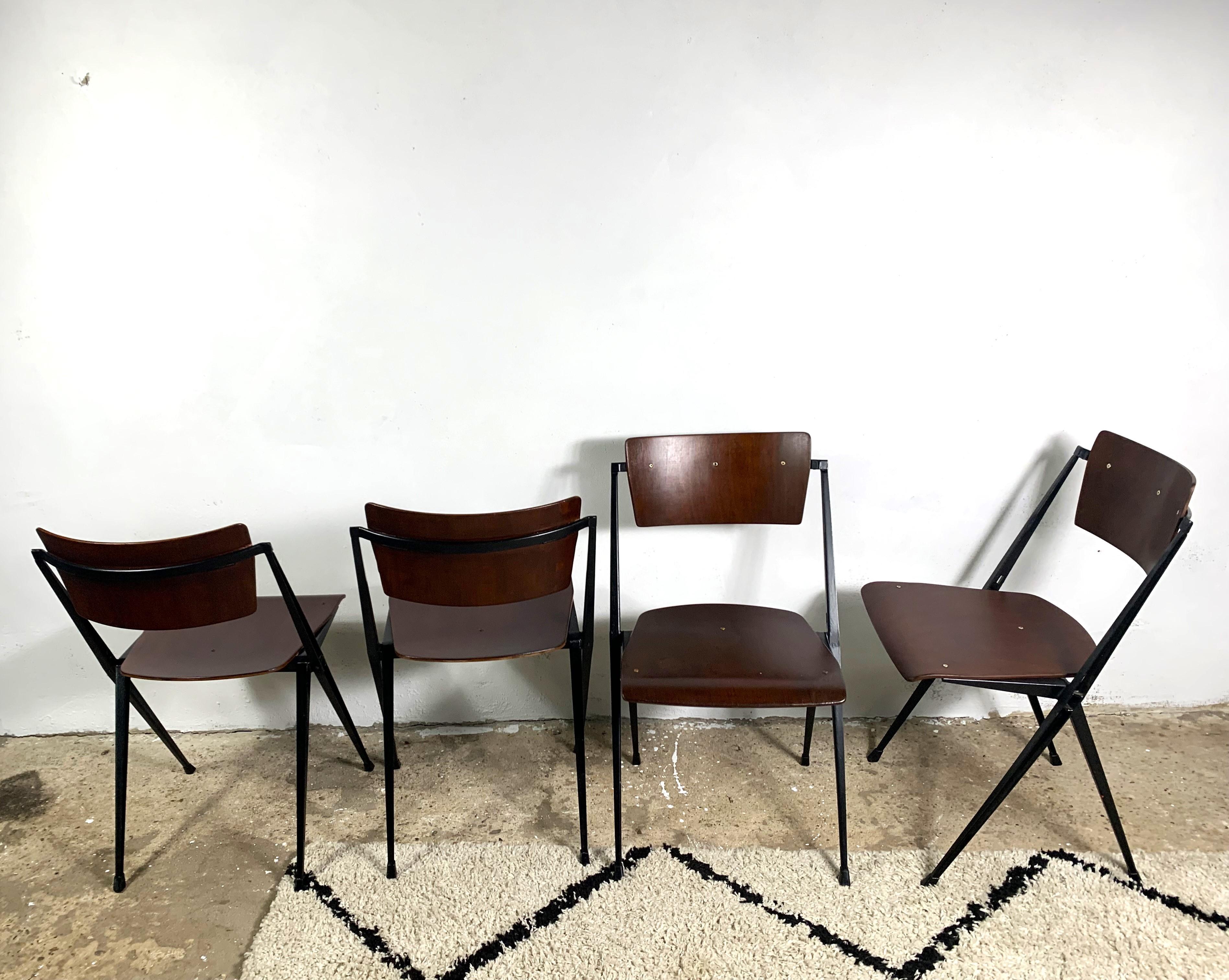 Ensemble de 4 chaises pyramidales de Wim Rietveld, industriel du milieu du siècle dernier en vente 2