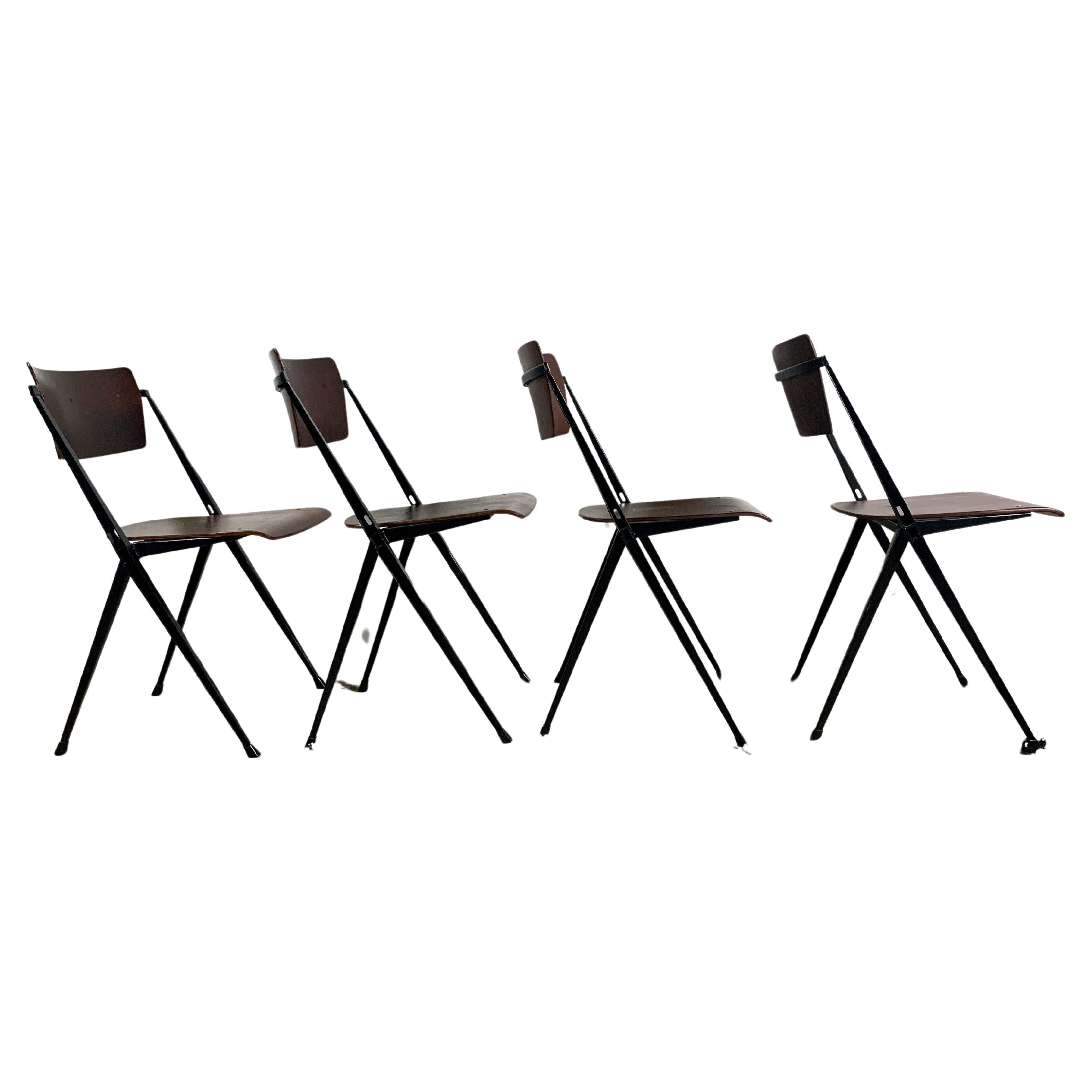 Ensemble de 4 chaises pyramidales de Wim Rietveld, industriel du milieu du siècle dernier en vente