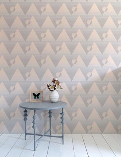 Pyramide du Soleil Designer-Tapete in Hana „Soft Grays and Peachy Pink“