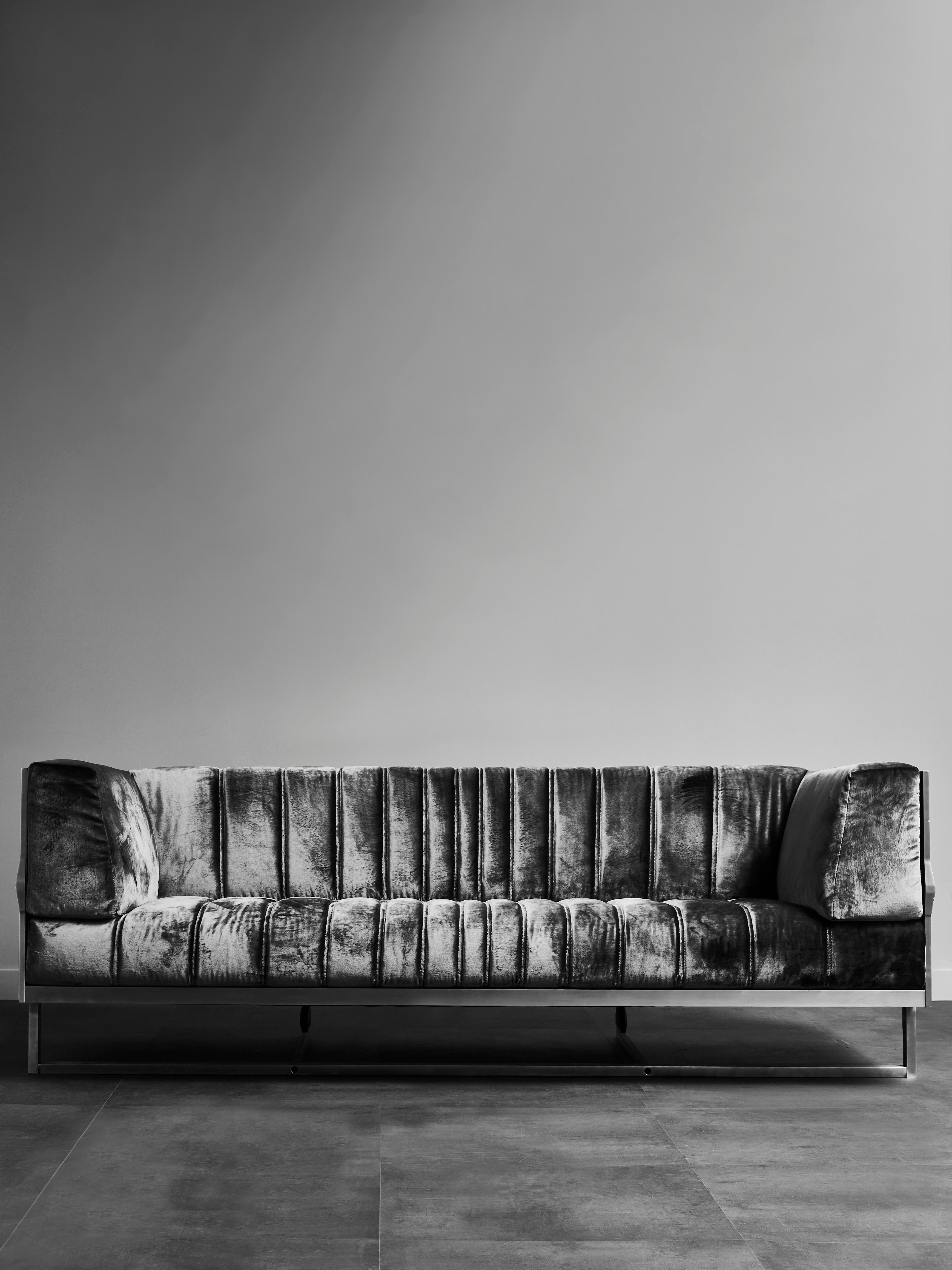 Unique sofa in cut stainless steel upholstered with a high quality brown velvet by Dédar.
Unique and signed piece by Erwan Boulloud for the Galerie Glustin.
France, 2017.
   