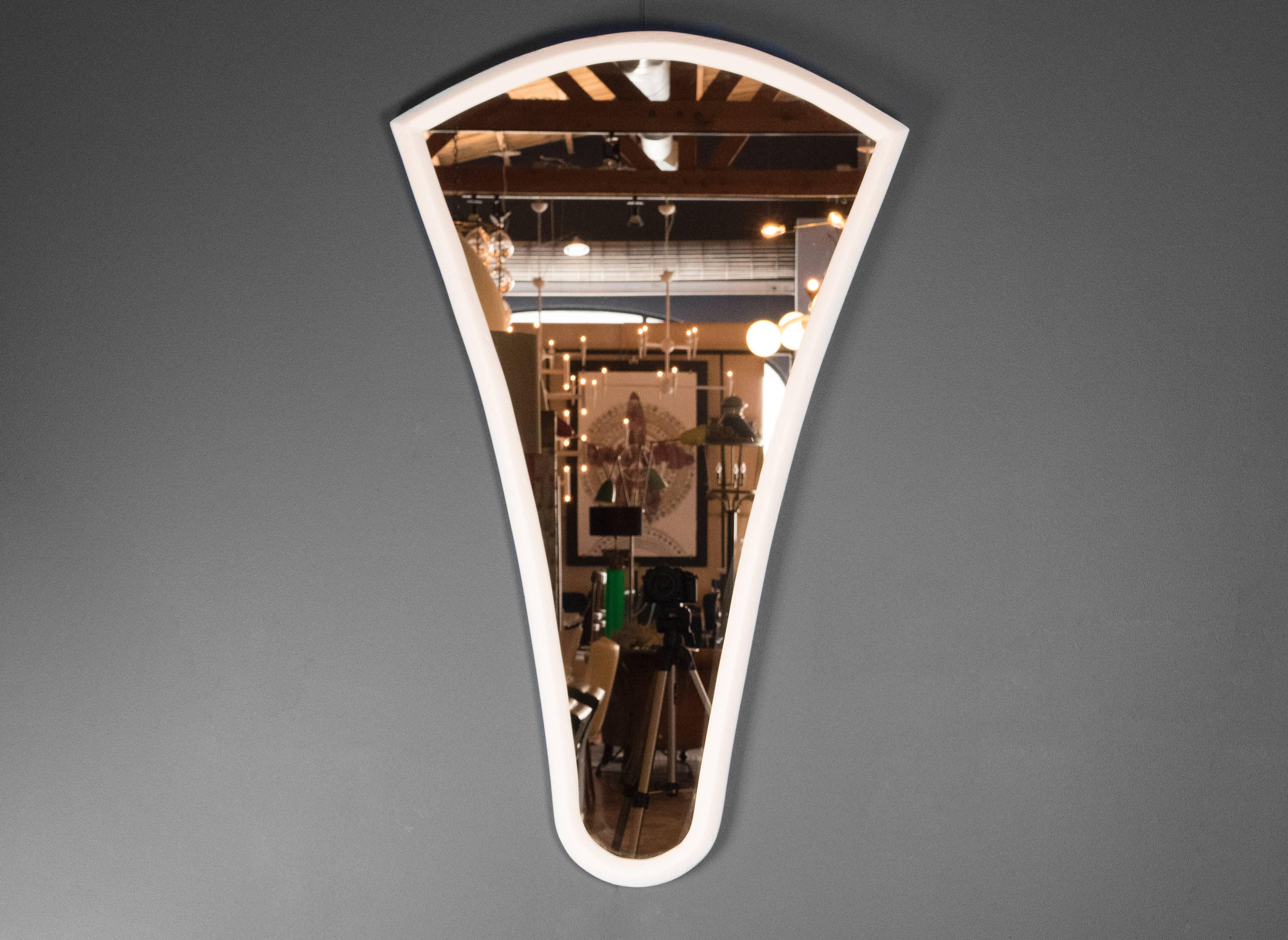 Ce miroir exquis de notre atelier de Los Angeles est doté d'un cadre en plâtre de Paris. Son élégance chaleureuse et organique complète n'importe quelle pièce, et il peut être suspendu à l'envers pour une touche unique.