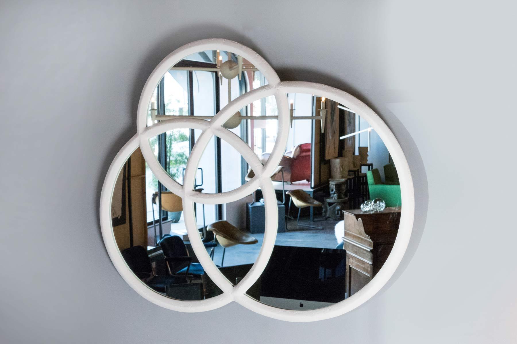 Ce miroir artisanal avec sa finition en plâtre de Paris fait partie de notre collection. La finition en plâtre a une texture organique. Le miroir peut être monté dans différentes positions.