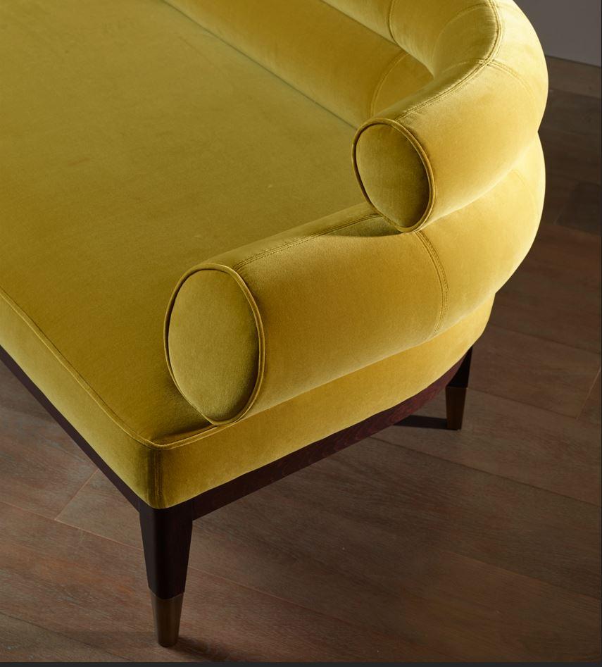 Der Pyper Sessel und die Loveseat sind exquisite Stücke, die sowohl für Komfort als auch für Stil entworfen wurden. Sie sind mit einem Stoff in limitierter Auflage gepolstert und verfügen über eine robuste Struktur aus mehrschichtigem italienischem