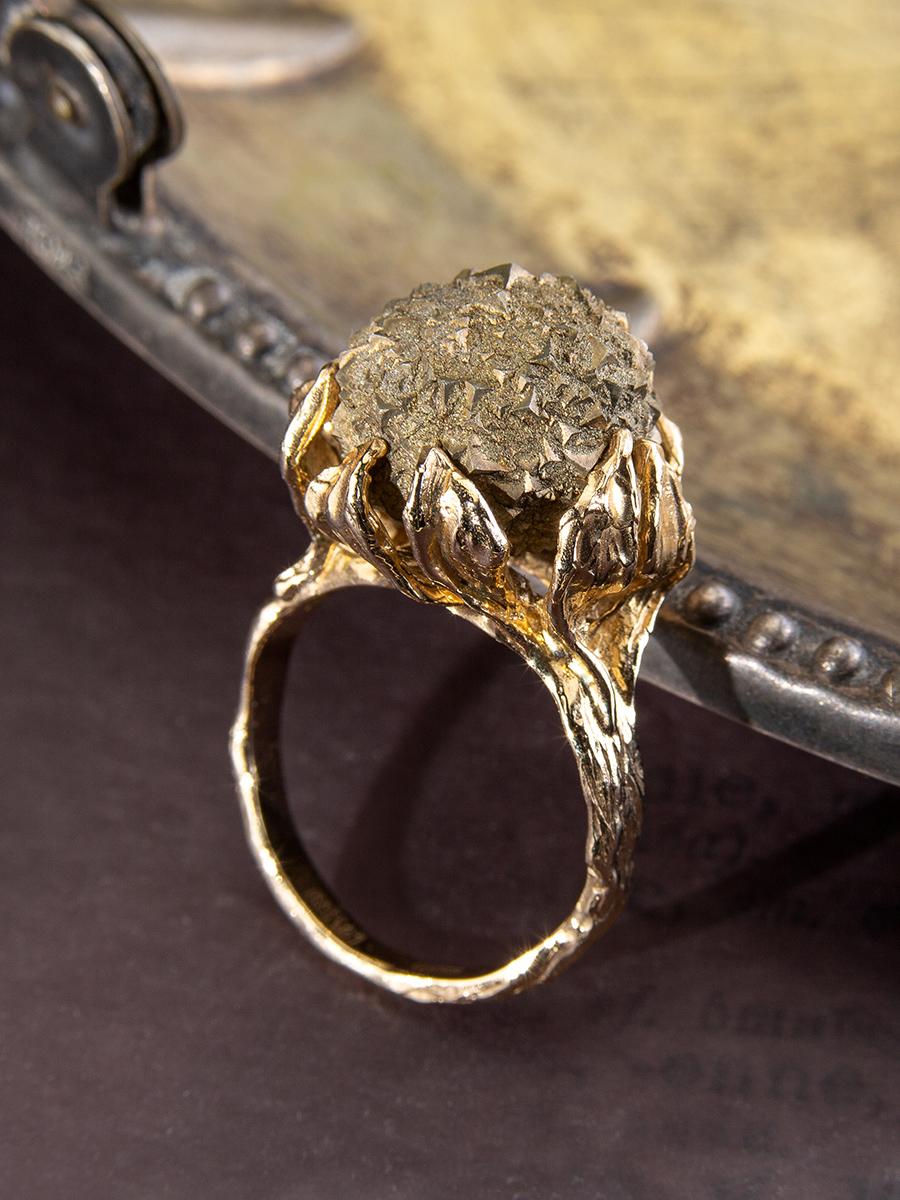 Pyrite Ball Yellow Gold Ring Uncut Stone Art Nouveau Style Flower Petals In New Condition For Sale In Berlin, DE