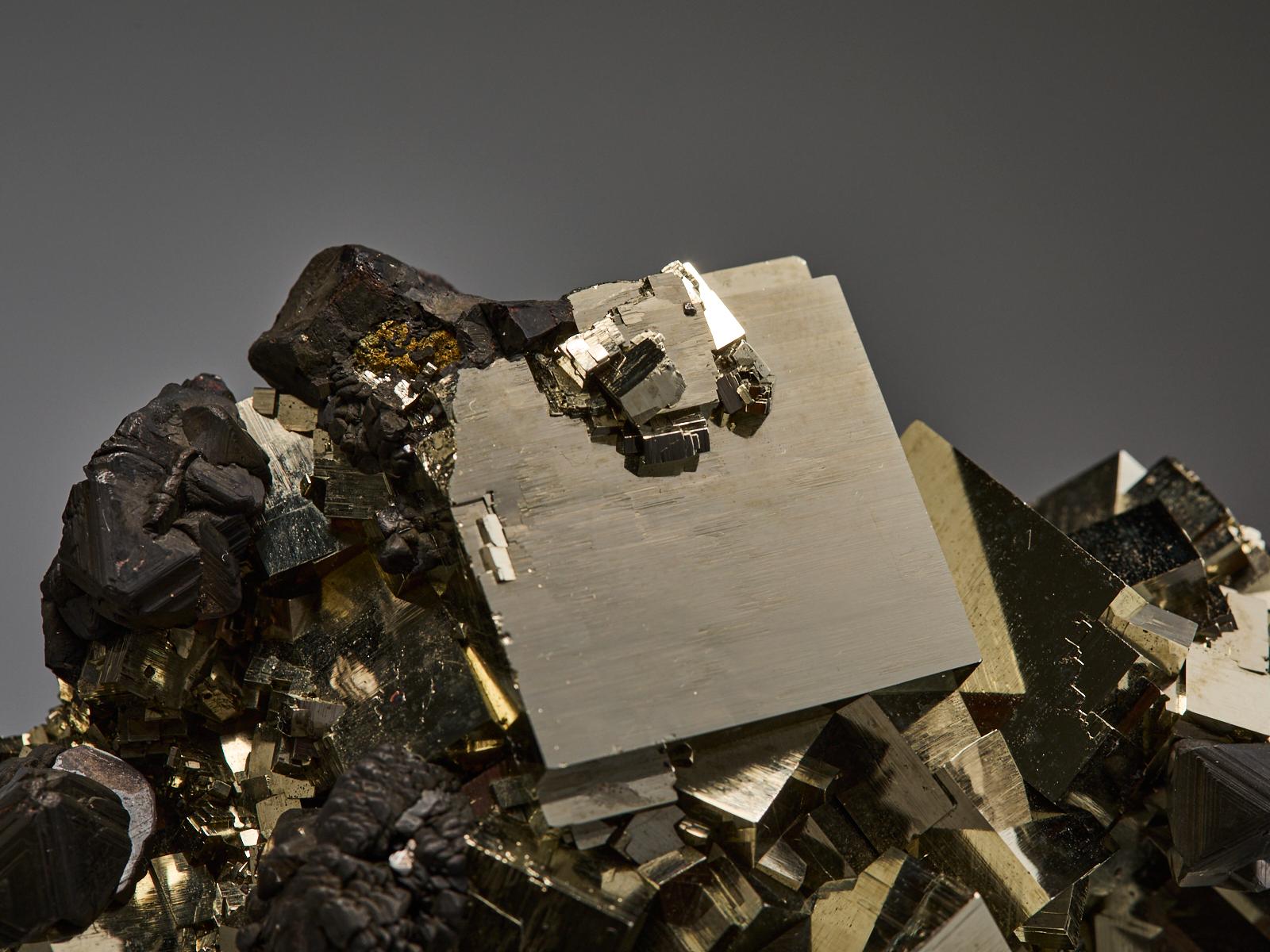Pyrite Cluster im Angebot 9