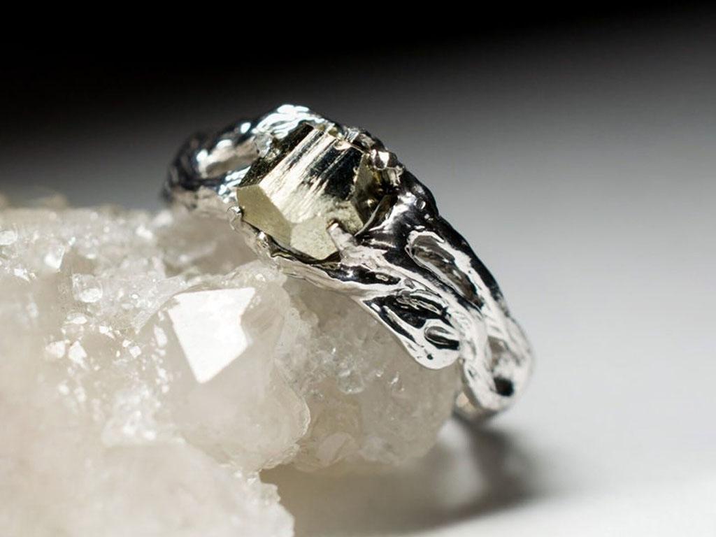Bague en argent avec cristal de pyrite brute naturelle
Origine de la pyrite - Pérou
Dimensions de la pierre - 0,2 х 0,24 х 0,28 in / 5 х 6 х 7 mm
Poids de l'anneau - 3,46 grammes
Taille de la bague - 7.75 US