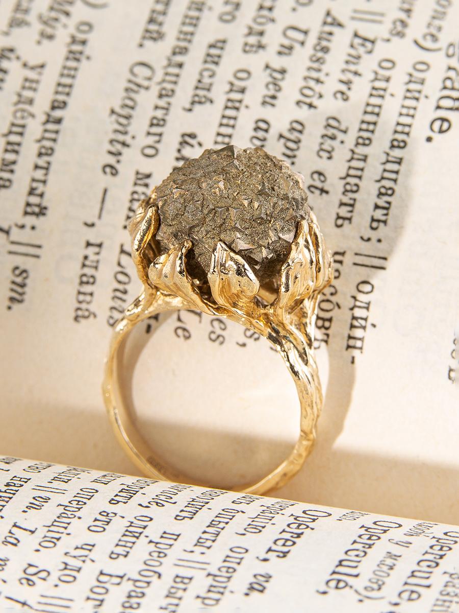 14K yellow gold ring with natural raw Pyrite flower
ring weight - 10.42 grams
stone weight - 22.80 carats
stone diameter - 0.39 in / 10 mm
ring size - 7 US


We ship our jewelry worldwide – for our customers it is free of charge and fully insured