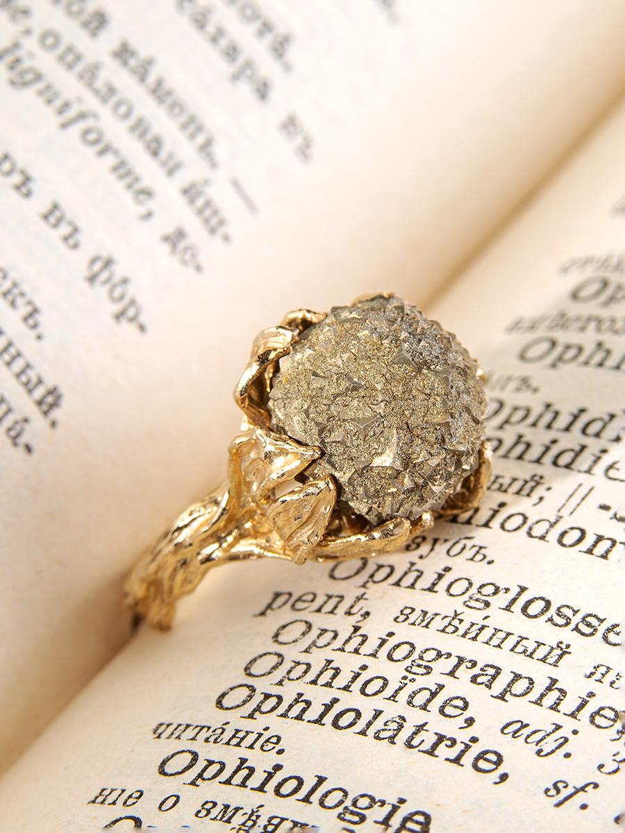 Pyrite Flower Gold Ring One of a kind Raw Stone Art Nouveau style Flower Petals In New Condition For Sale In Berlin, DE