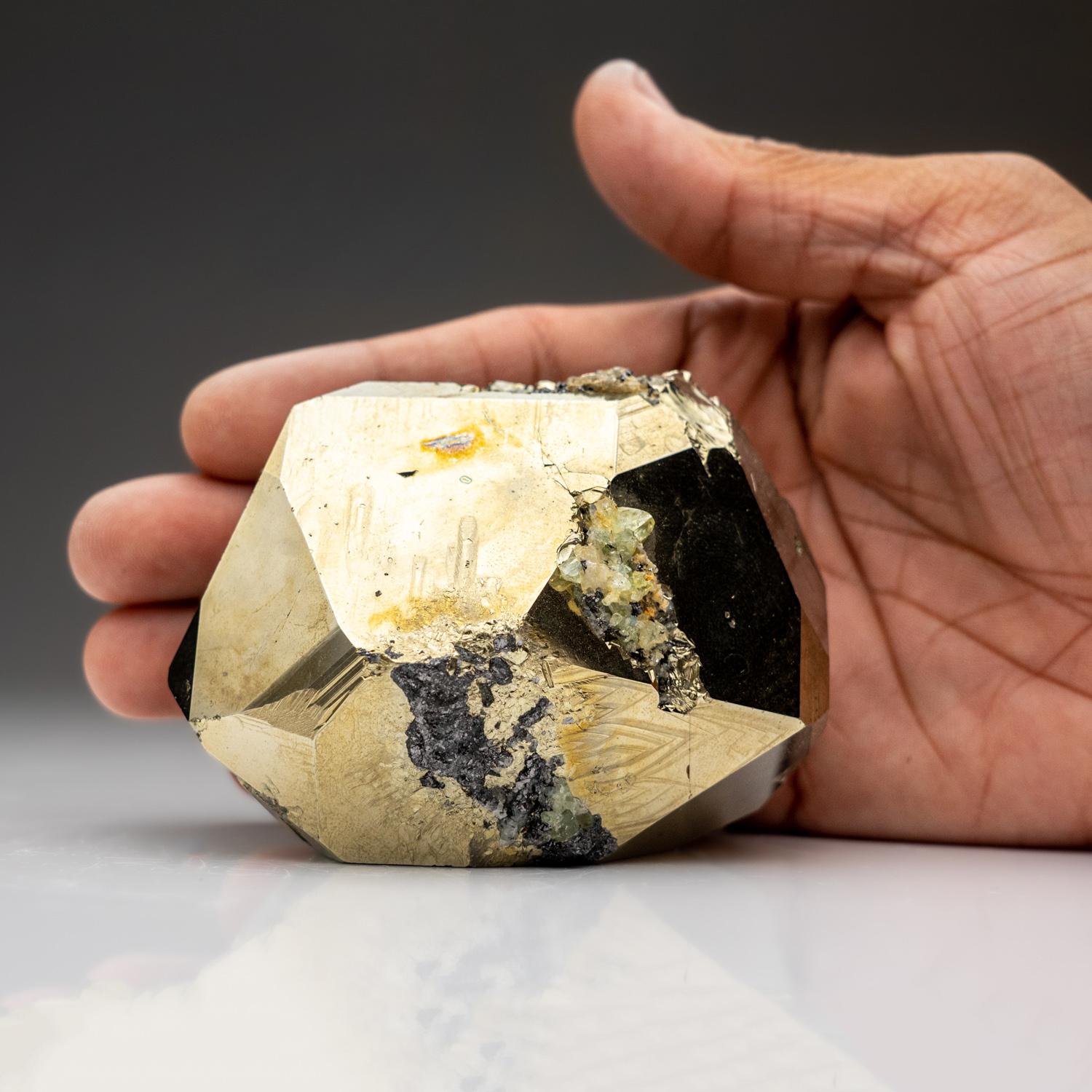 Cristal composé de pyrite jaune-métallique lustrée avec des restes de matrice couleur feu sur le fond. Le cristal de pyrite est de forme cubo-octaédrique avec des faces cubiques striées et des faces octaédriques parallèles stratifiées. .

Vous
