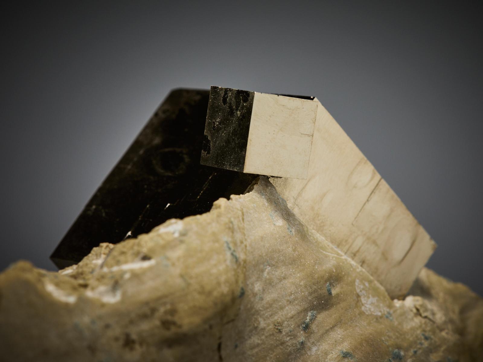 Pyrite on Matrix im Angebot 4