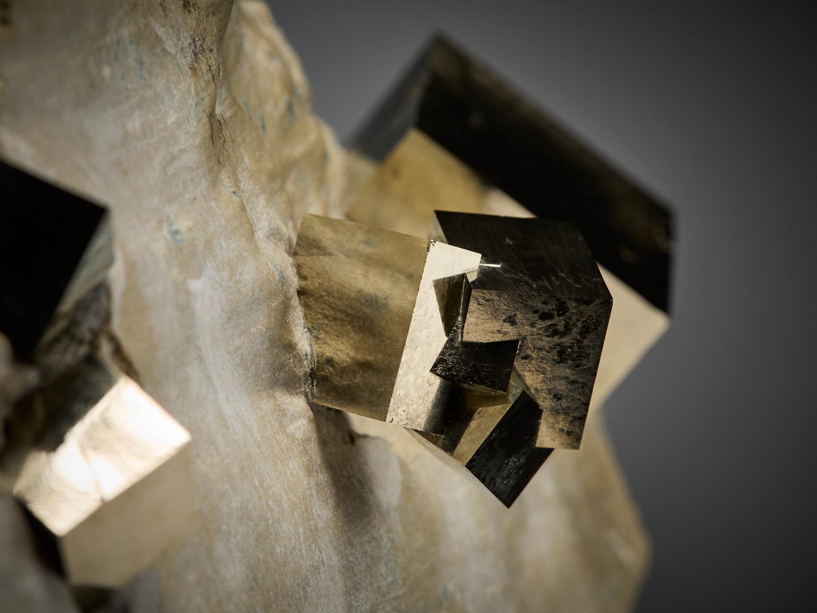Pyrite on Matrix im Angebot 10