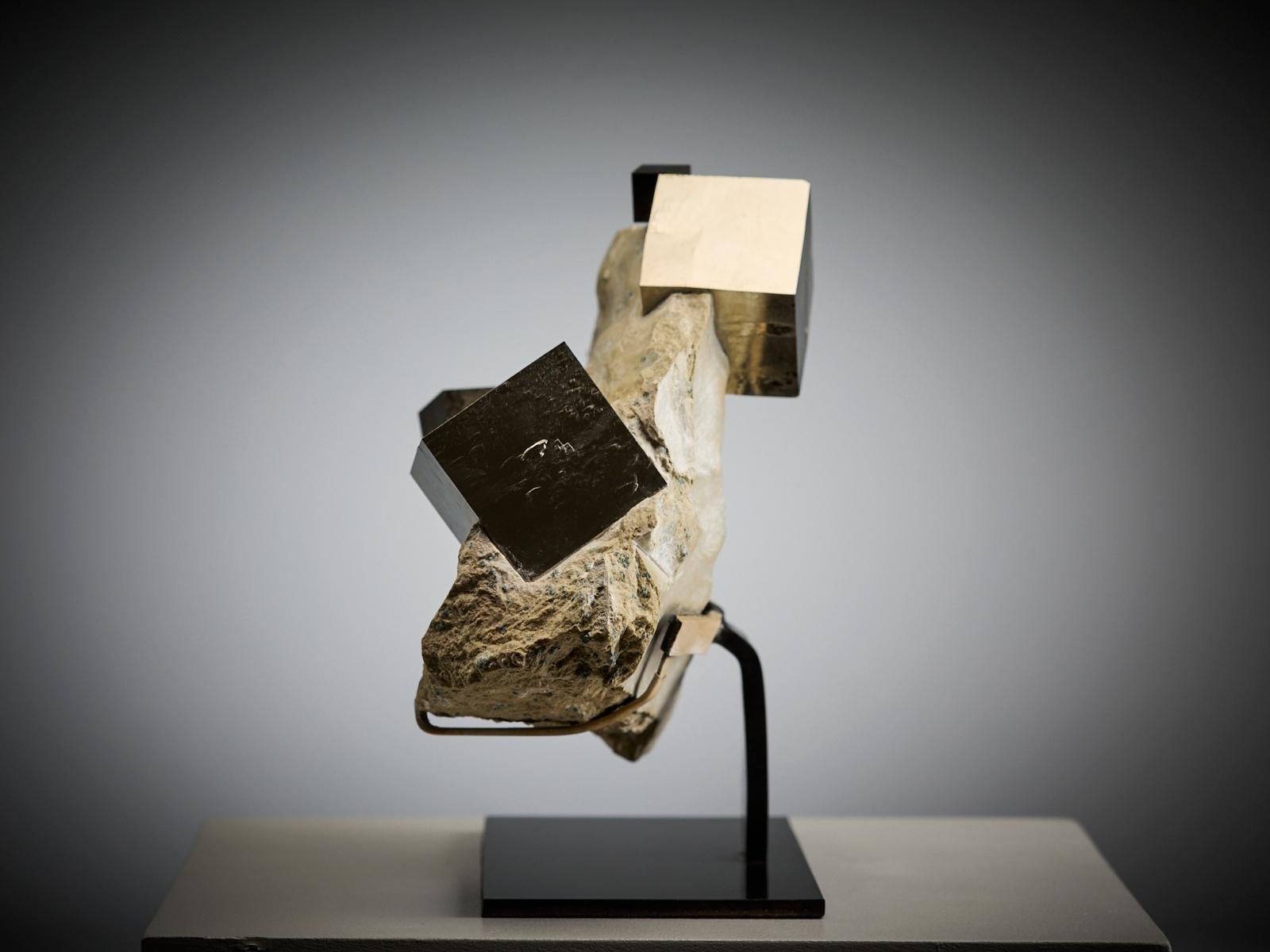 Pyrite on Matrix (Spanisch) im Angebot