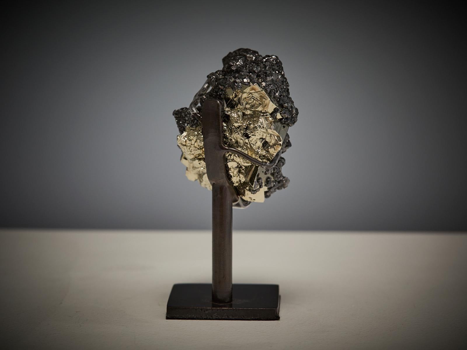 Pyrite with Hematite (Peruanisch) im Angebot