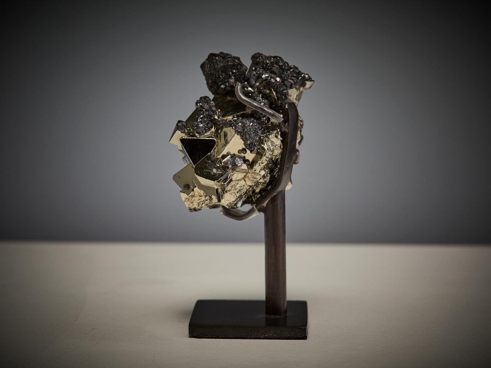 Pyrite with Hematite im Zustand „Hervorragend“ im Angebot in London, GB