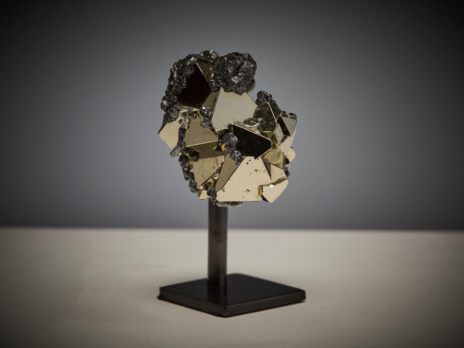 Pyrite with Hematite (Kristall) im Angebot