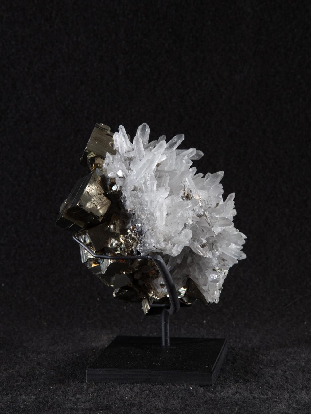 Pyrit (FeS2, Eisen(II)disulfid) ist das am häufigsten vorkommende Sulfidmineral der Welt. Es ist buchstäblich überall zu finden, in Eruptivgestein, metamorphem Gestein und in Sedimentgestein. 
Es bildet in der Regel kubische Kristalle mit sechs