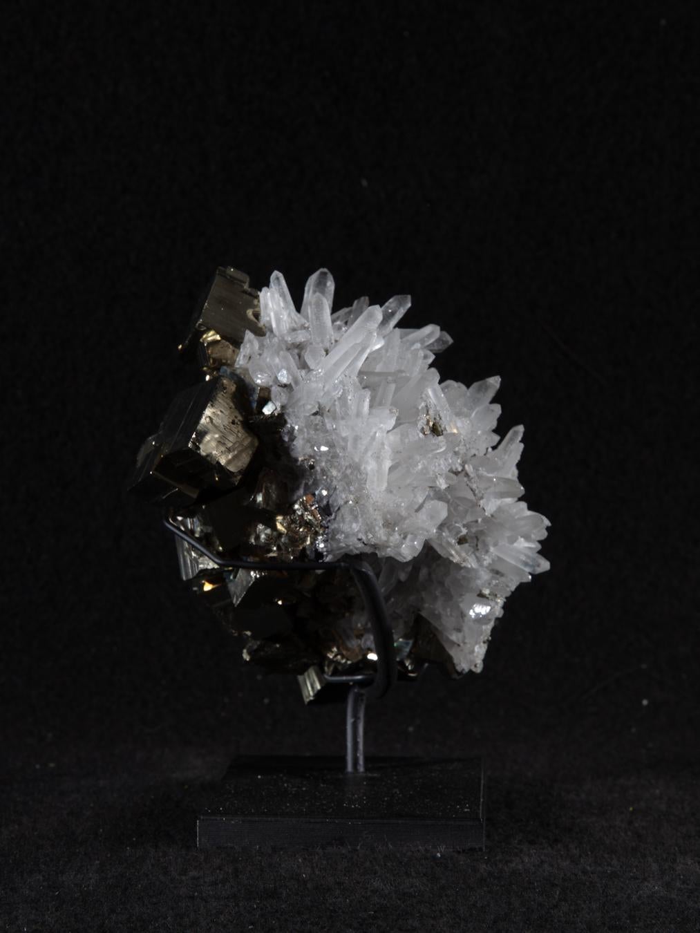 Pyrit mit Bergkristall auf Metallsockel (Peruanisch) im Angebot