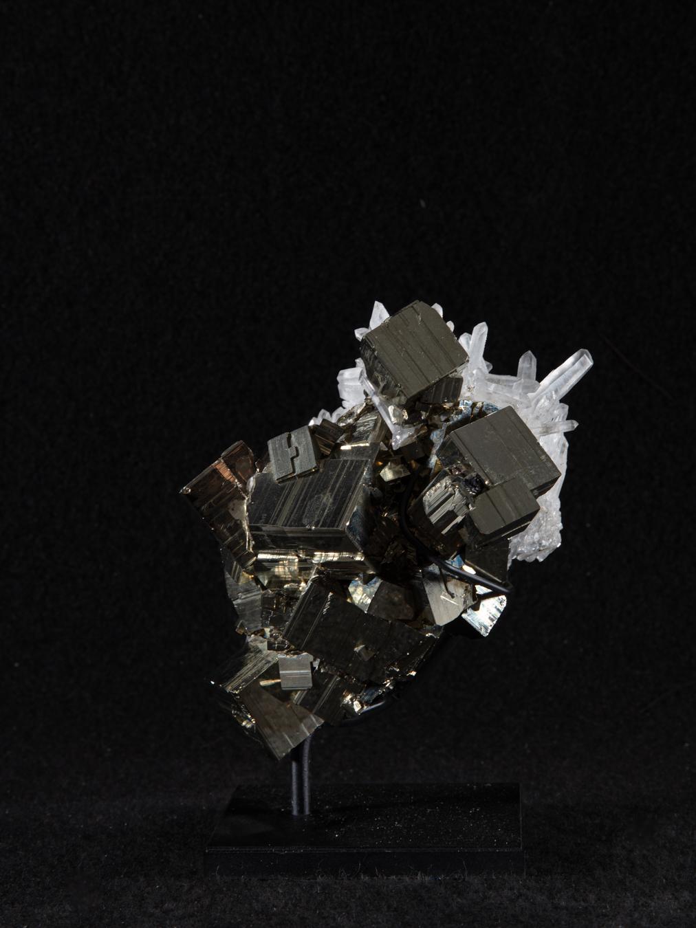 Pyrit mit Bergkristall auf Metallsockel im Zustand „Hervorragend“ im Angebot in BAARN, UT