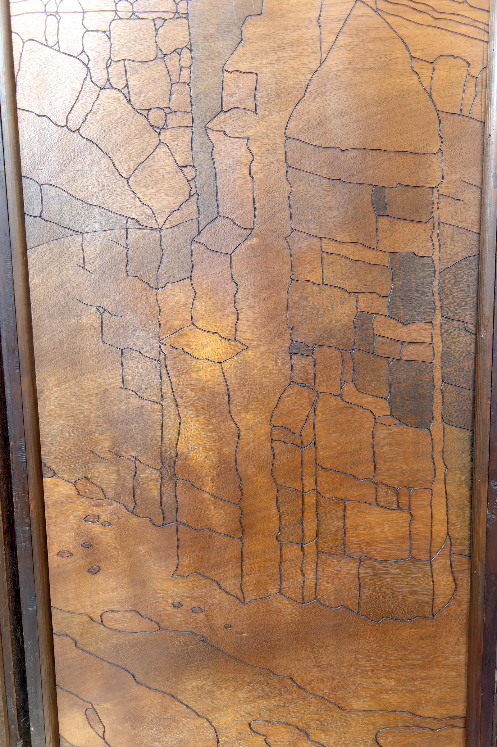 Milieu du XXe siècle Écran pyrogravé - Paysage urbain méditerranéen médiéval, Art Nouveau / Art Déco en vente