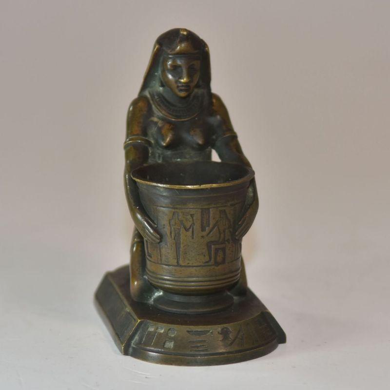 Pyrogen Young Egyptian bronze egyptomania period late 19th century young girl from Antiquity making a decoration offering to yesterday in the glyph no signature pyrogens. Dimension 10 cm long 12 cm high 5 cm deep.

Additional