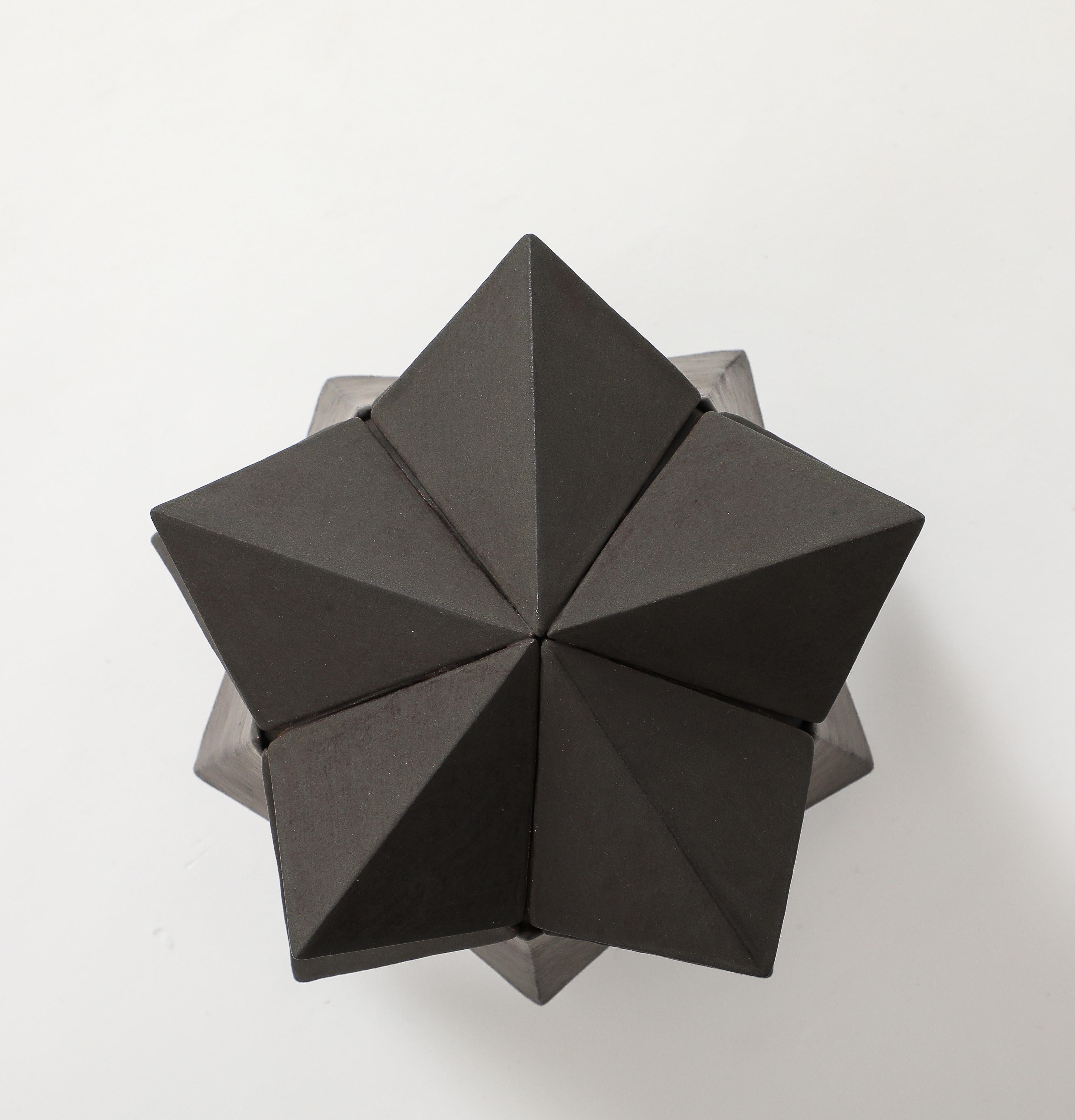 Arcilla blanca para escultura, acabada en esmalte negro mate.

Firmado