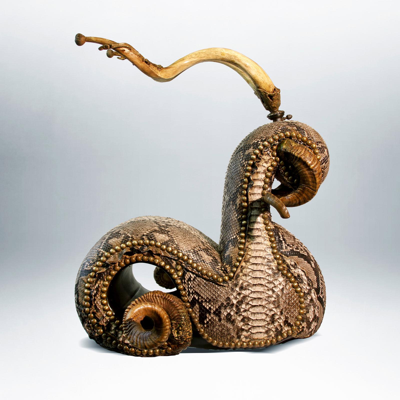 Français Chaise moyenne en python avec cornes de Kudu polies en vente