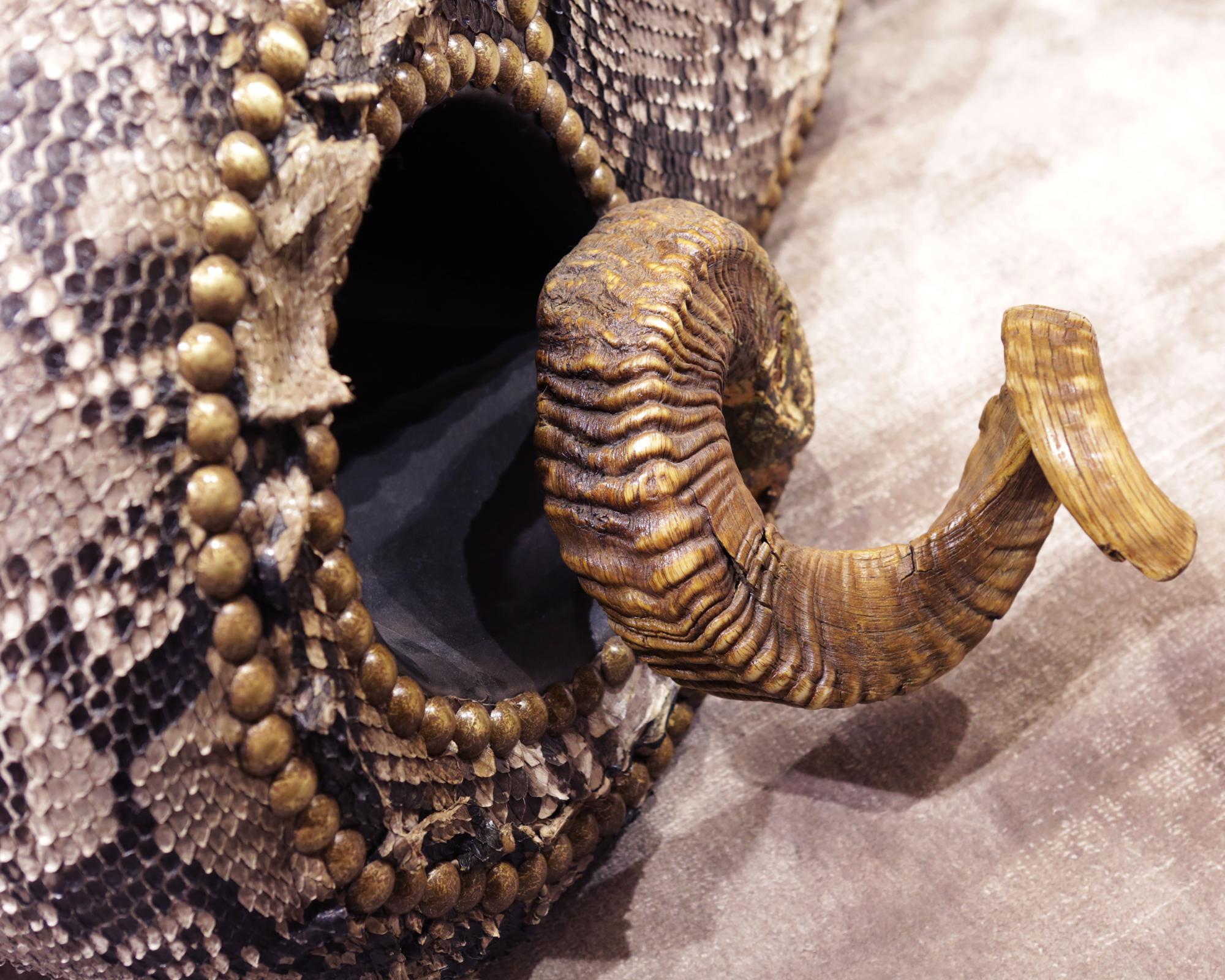 Bronze Chaise moyenne en python avec cornes de Kudu polies en vente