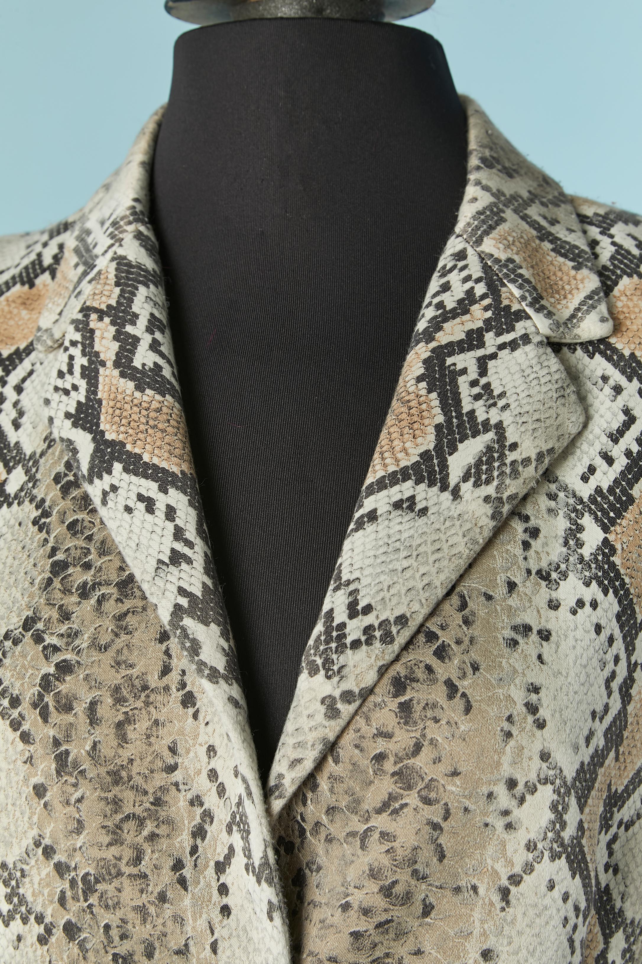 Veste à simple boutonnage imprimée en python. Composition du tissu principal : nylon. Pas d'étiquette de composition du tissu pour la doublure de marque, mais probablement de la rayonne. 
Pad d'épaule. Bouton en nacre (le vernis sur le dessus s'est