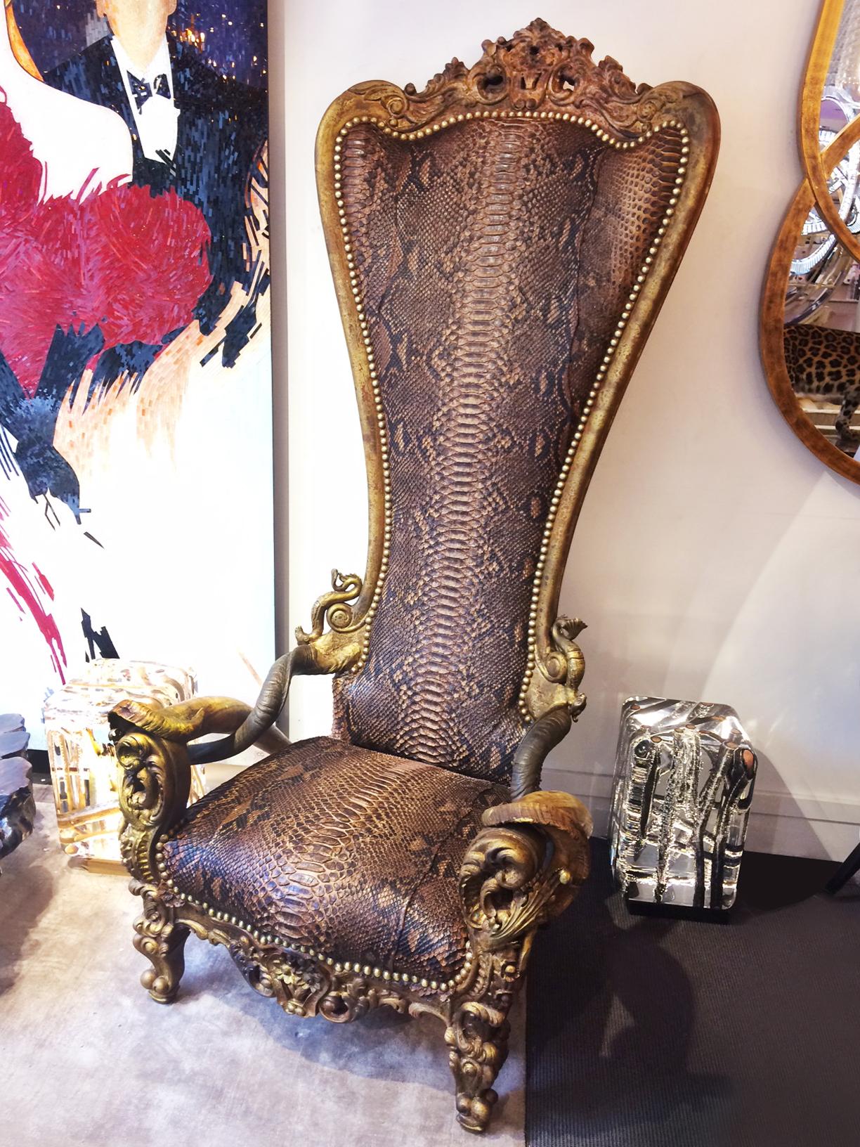 Throne python with structure in solid beech wood,
covered with real python skin. Back with real python
tail skin and genuine leather. With two real Aries horns,
two real zebu horns and two real kudu horns. Nails, details
and finishes in solid