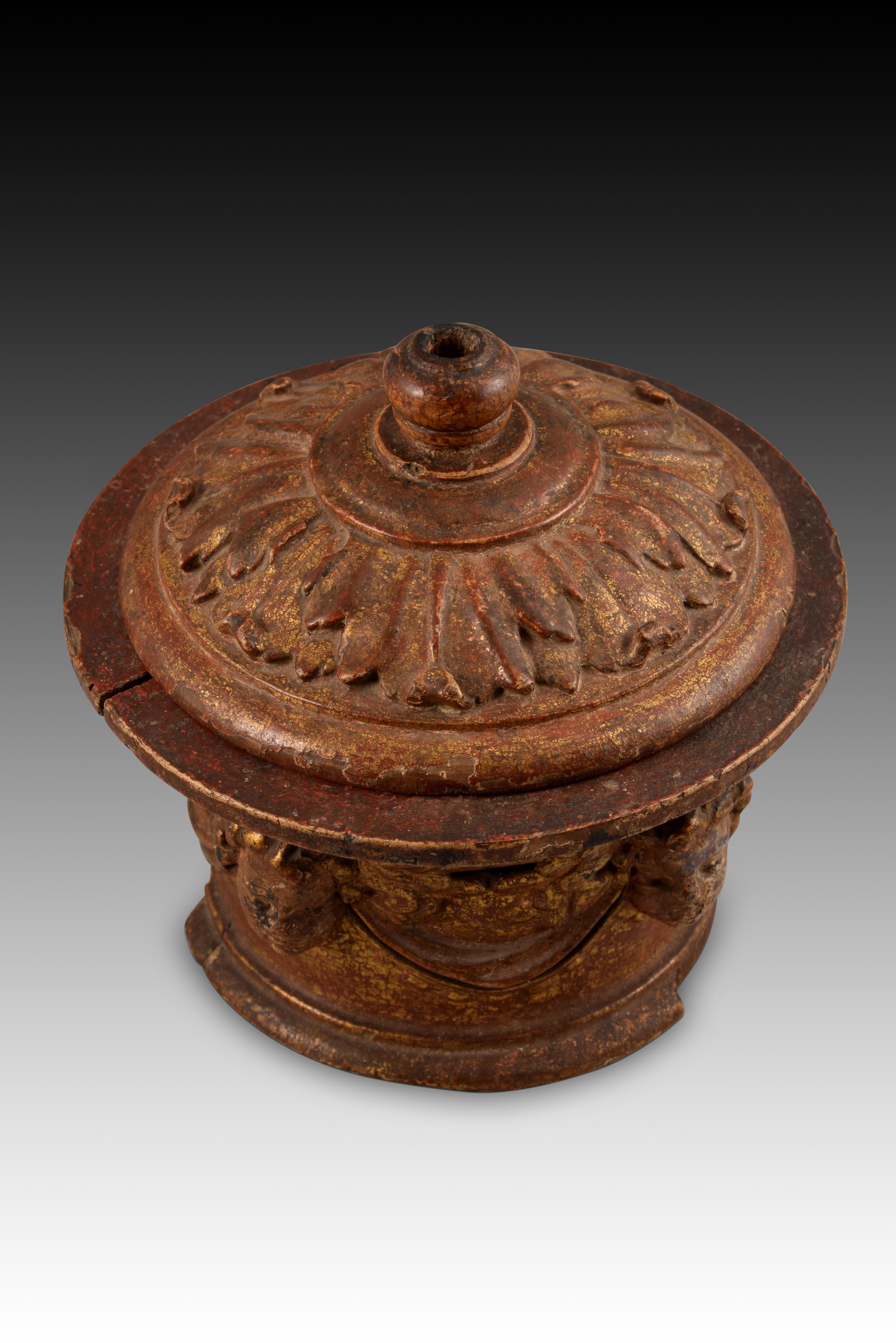 Pyx. Carved and Polychrome Wood, Spanish School, 16th Century For Sale 4