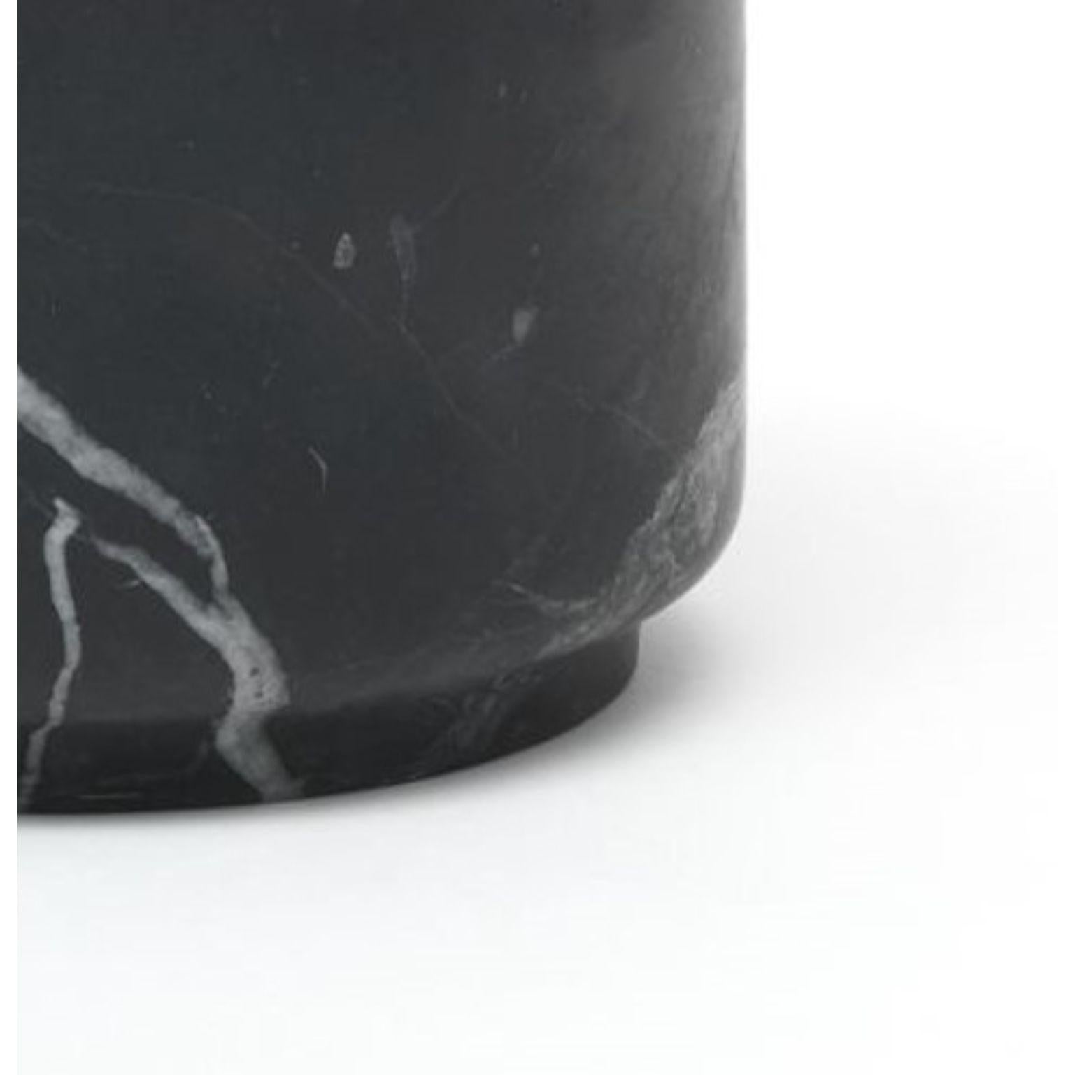 Pyxis, maceta mediana, negro de Ivan Colominas Italiano en venta