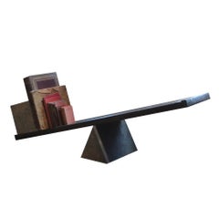 "Q" Bibliothèque en teck recyclé et marbre, designée par Maximilian Eicke.