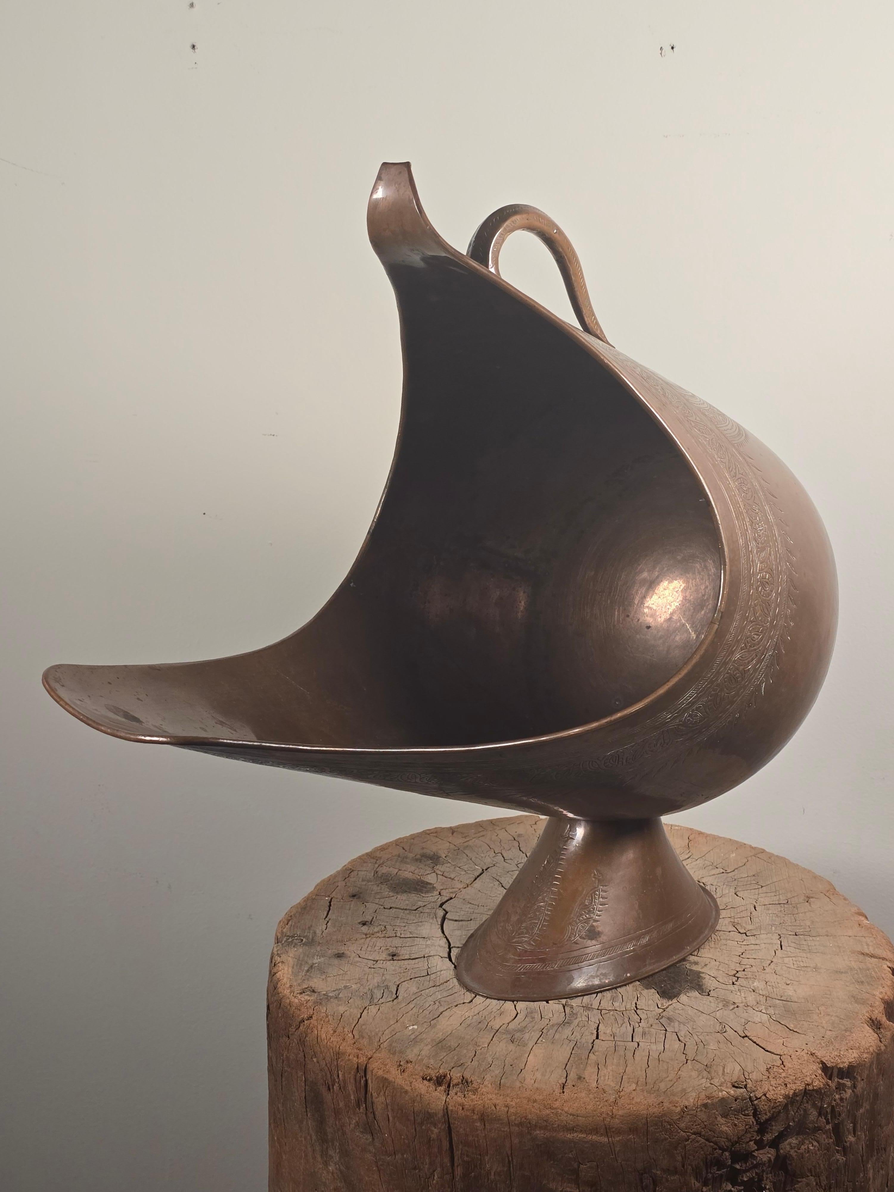 Qajar Persian Hammered Copper Scuttle with Aesthetic Movement Form In Good Condition For Sale In Kilmarnock, VA