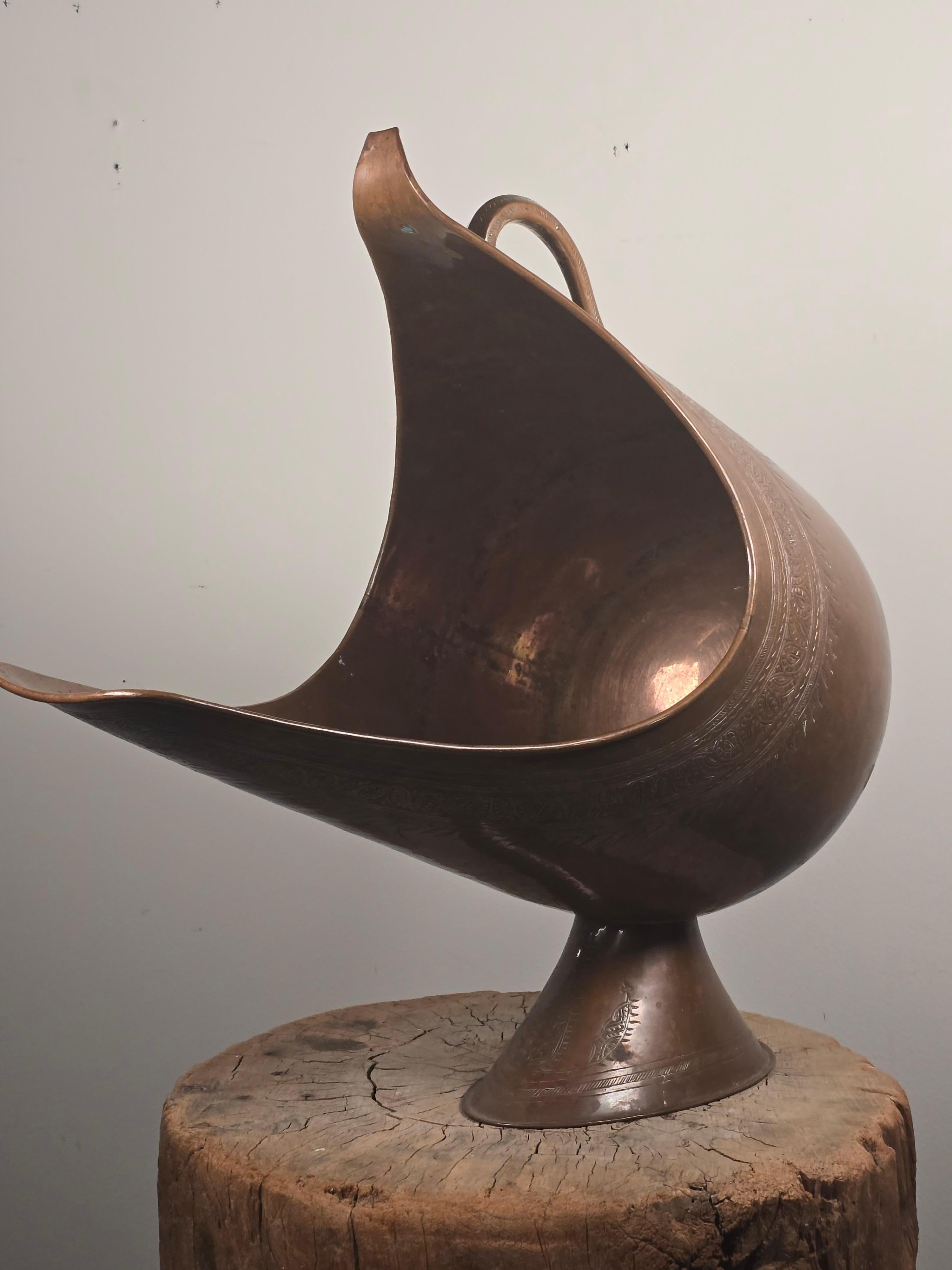 Qajar Persian Hammered Copper Scuttle with Aesthetic Movement Form For Sale 1