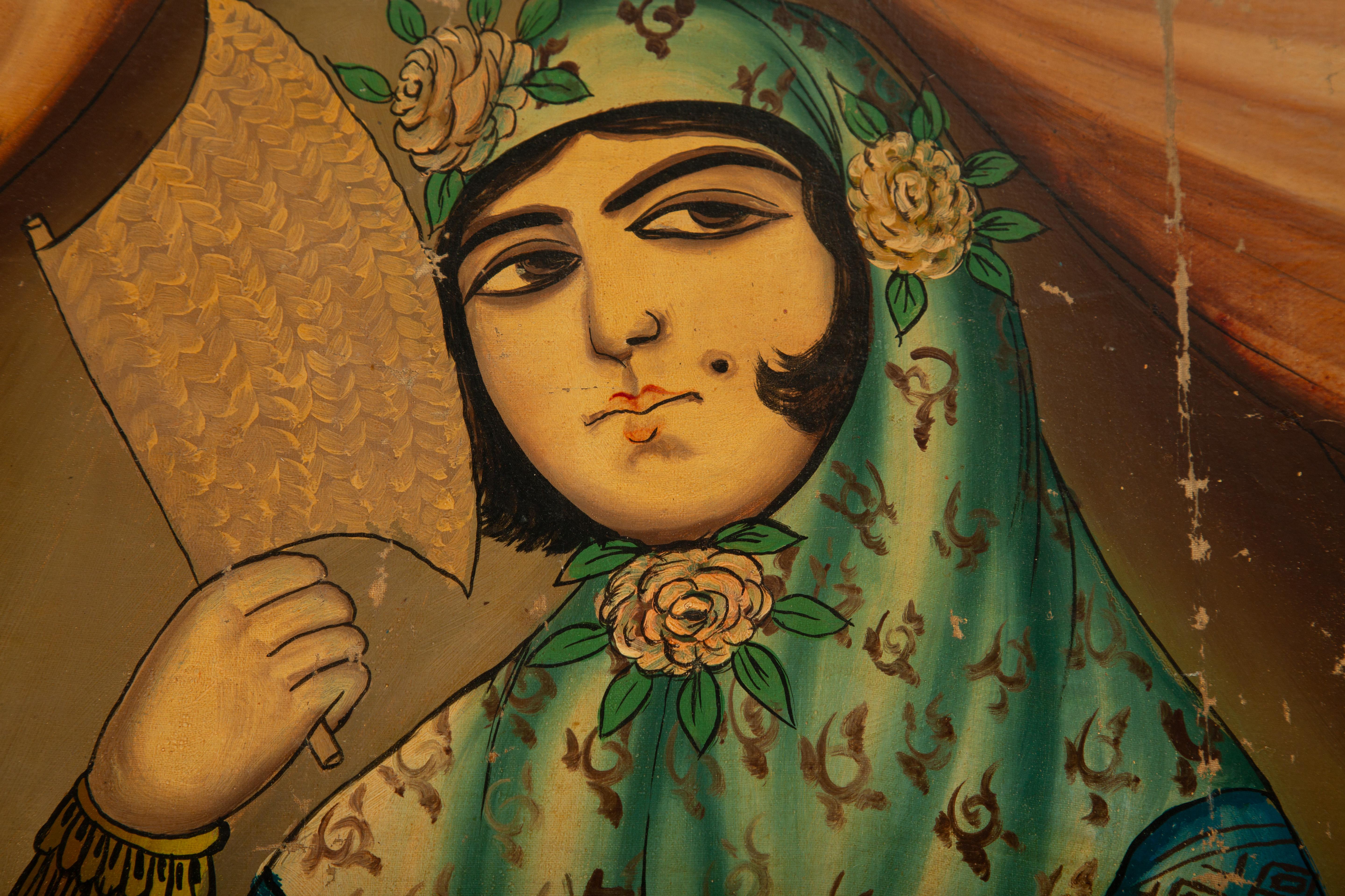 Iran, Qajar-Schule, frühes 20. Jahrhundert
Öl auf Leinwand mit der Darstellung einer Frau, die einen Fächer hält und ein kunstvolles türkisfarbenes Gewand mit Blumenmotiven, Leggings und einen gemusterten, mit Rosen verzierten Schleier trägt. Der