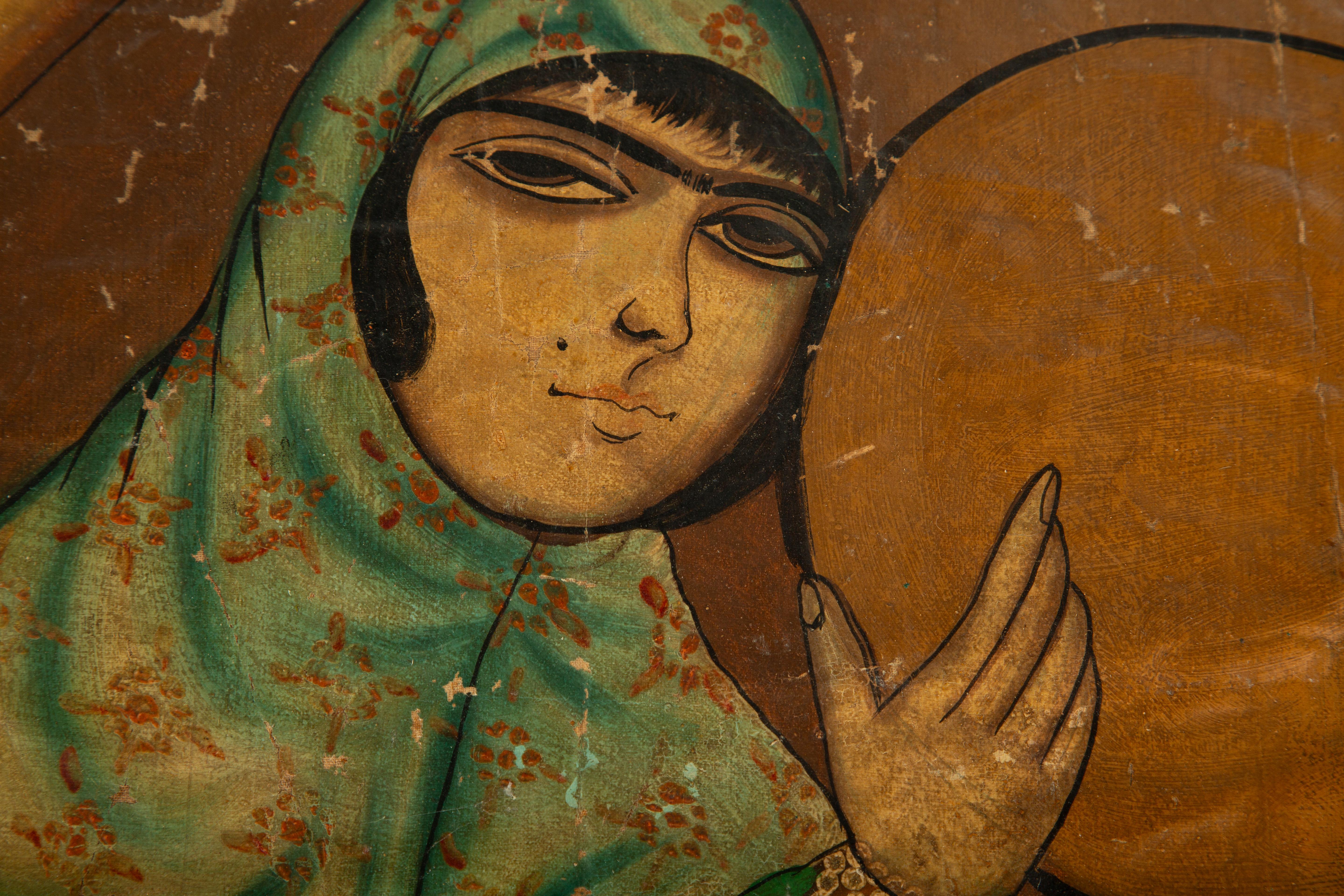 Iran, Qajar-Schule, frühes 20. Jahrhundert
Öl auf Leinwand mit der Darstellung einer Frau, die ein Tamburin hält und in ein leuchtend grünes Gewand mit Blumenmotiven, taillierten Leggings und einem gemusterten Schleier gekleidet ist. Sie steht in