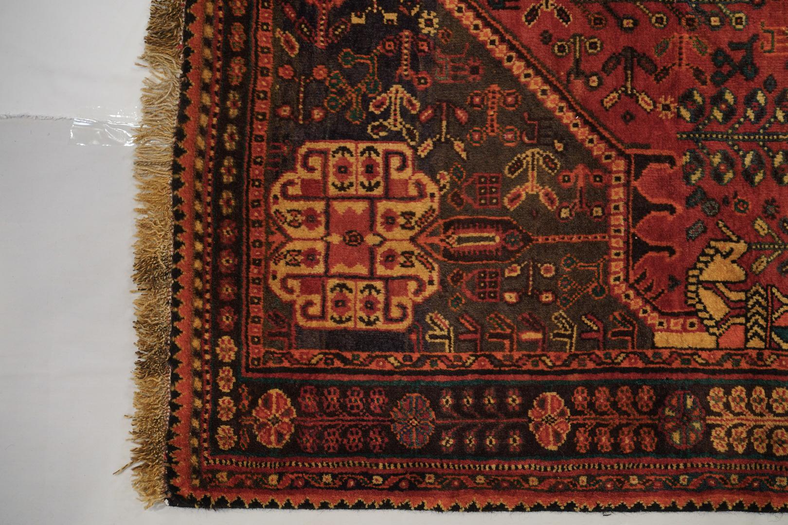 Qashgai Vintage 1930 Semi Antique medium large format Lambs wool with goat hair In Excellent Condition For Sale In WYNNUM, QLD