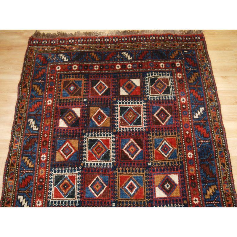 Qashqai Langer Teppich, mit sehr ungewöhnlichem Kastenmuster, typischerweise auf Kilims zu finden (Handgewebt) im Angebot