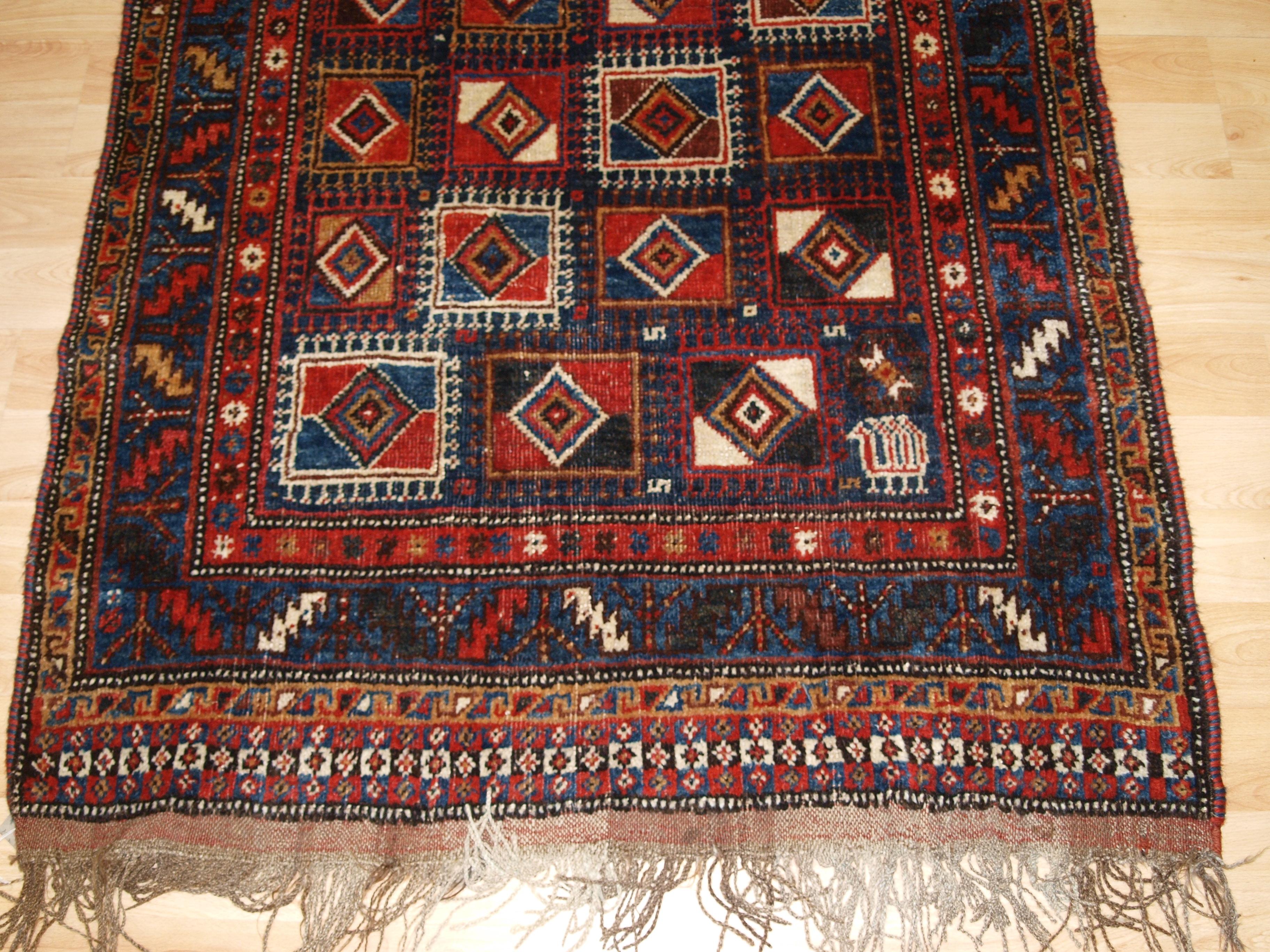 Qashqai Langer Teppich, mit sehr ungewöhnlichem Kastenmuster, typischerweise auf Kilims zu finden (20. Jahrhundert) im Angebot