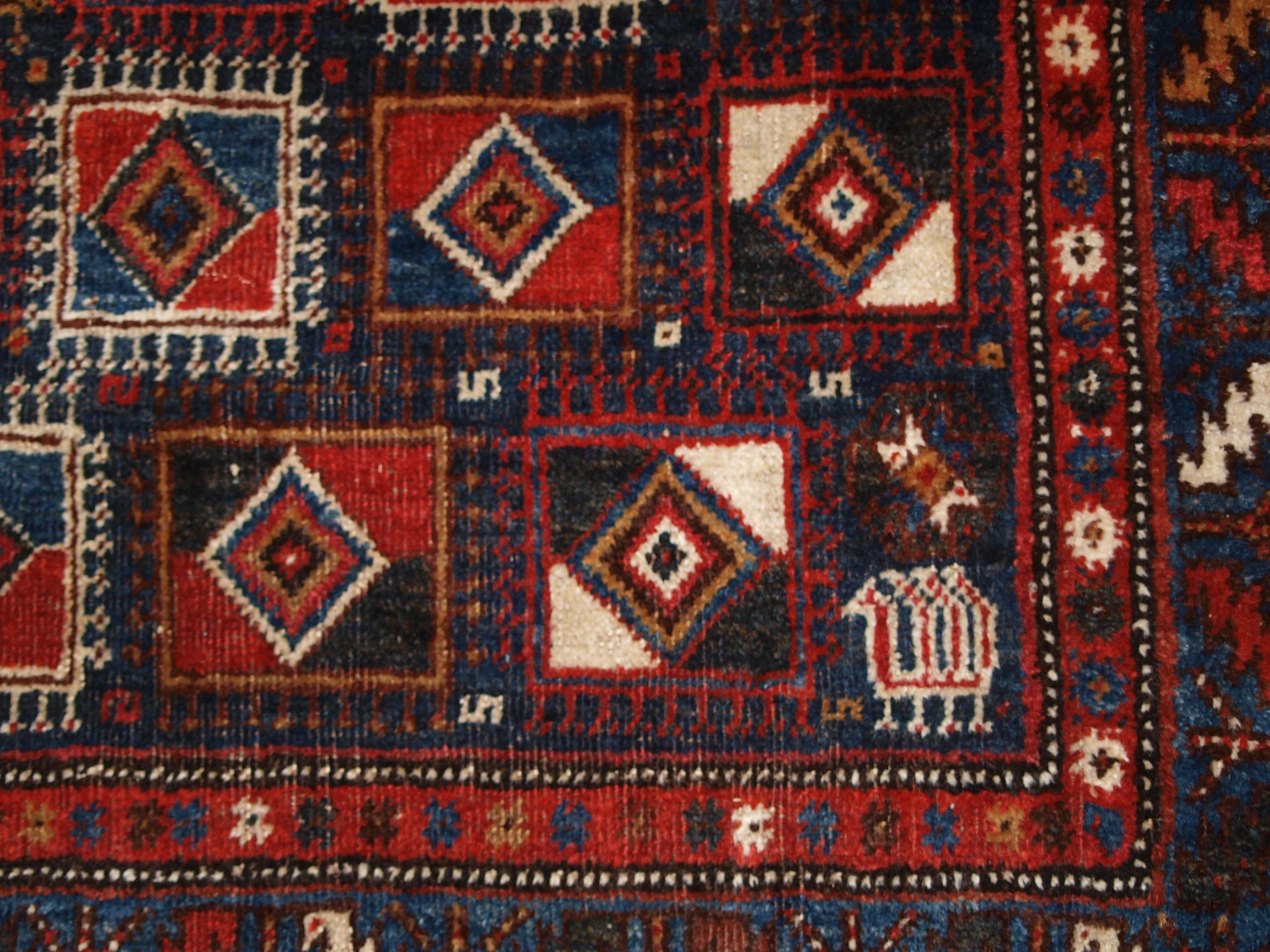 Qashqai Langer Teppich, mit sehr ungewöhnlichem Kastenmuster, typischerweise auf Kilims zu finden (Wolle) im Angebot