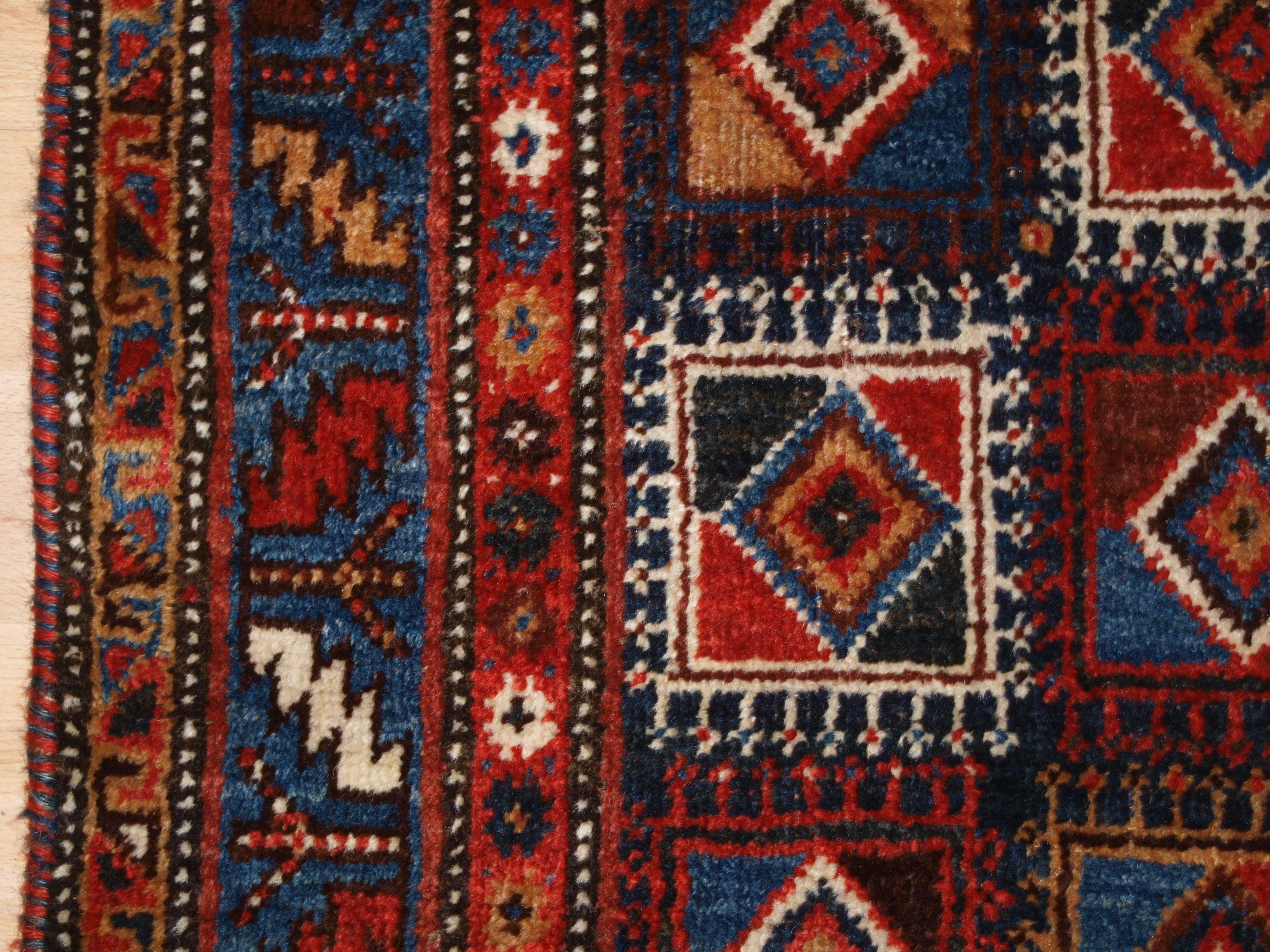 Qashqai Langer Teppich, mit sehr ungewöhnlichem Kastenmuster, typischerweise auf Kilims zu finden im Angebot 1
