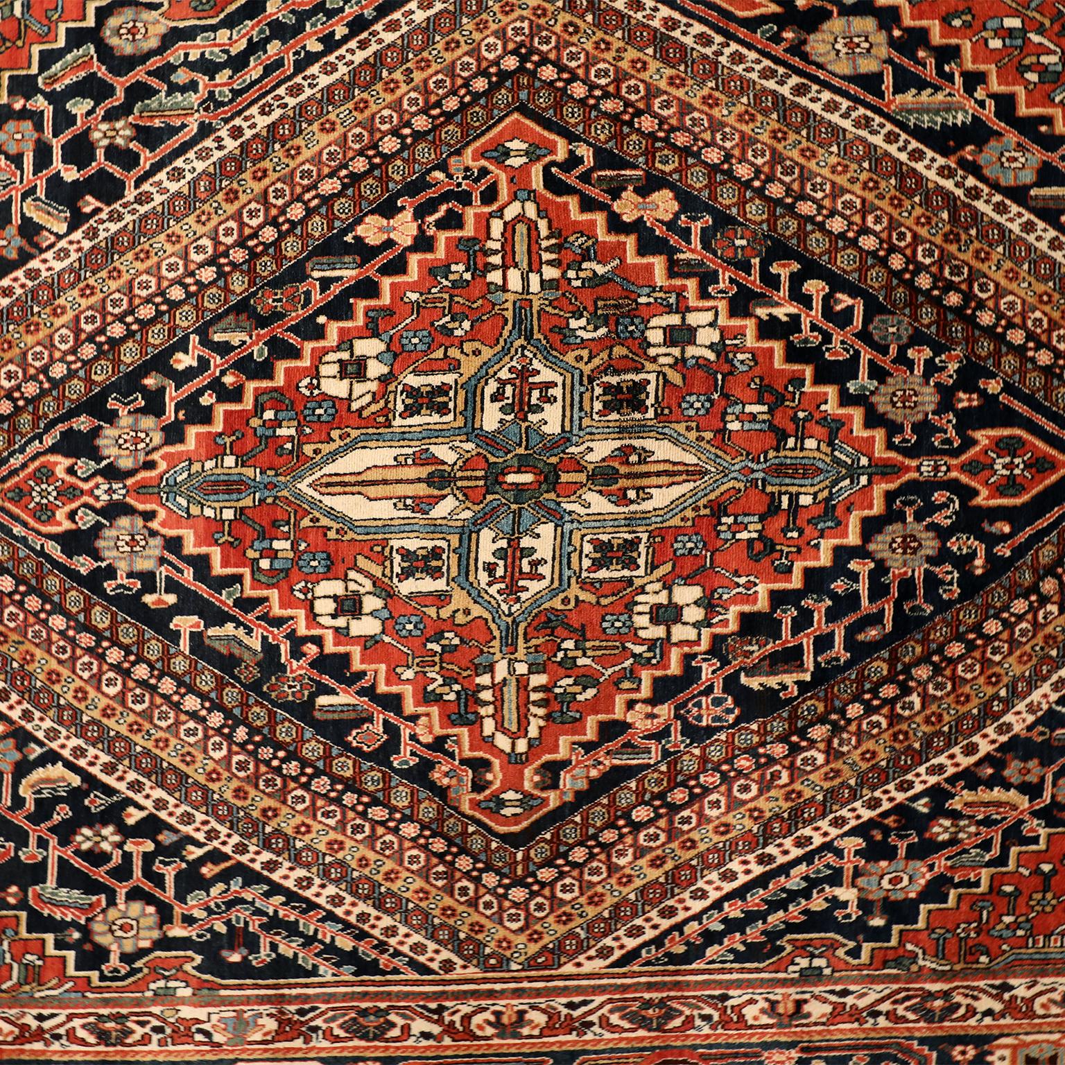 Antique 1920s Qashqai Persian Rug, 11' x 17' In Good Condition For Sale In New York, NY