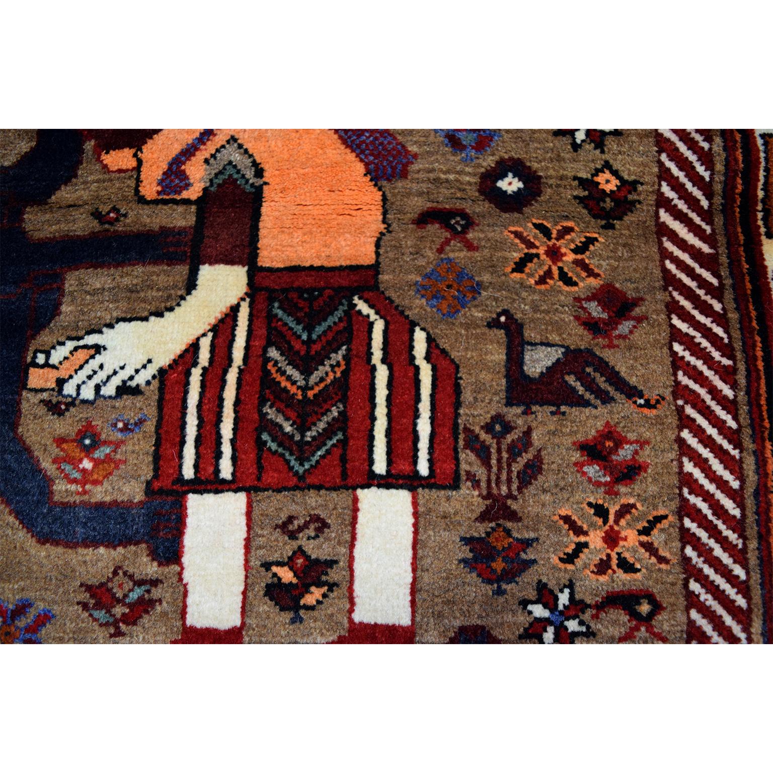 Tribale Antico tappeto persiano Qashqai degli anni '40, Re Bahram e il Leone, 3' x 5' in vendita