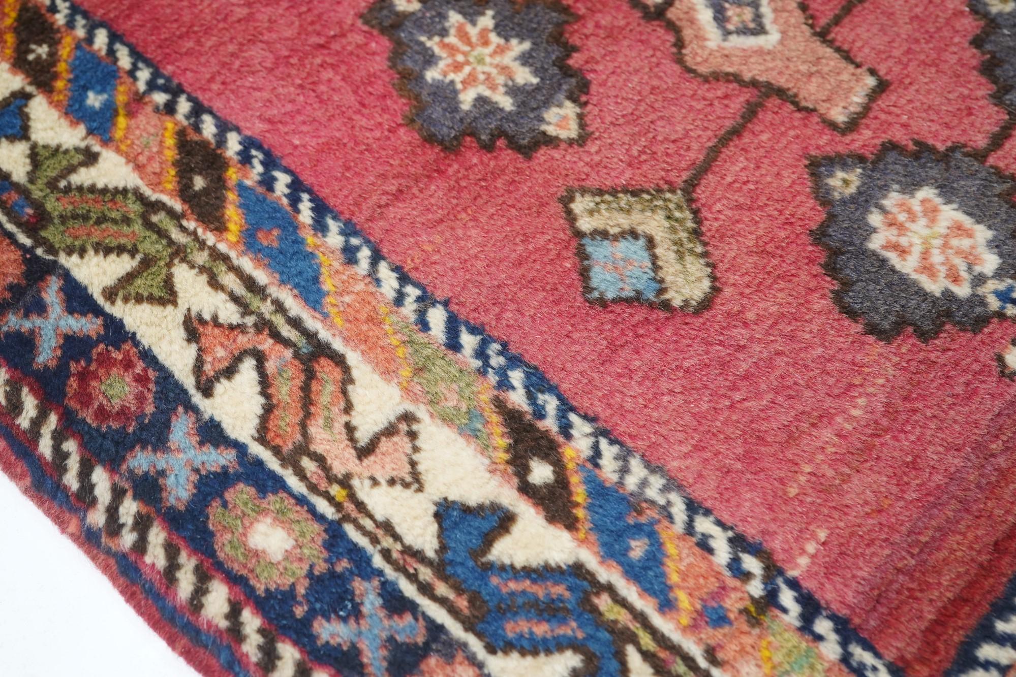 Qashqai Rug In Excellent Condition For Sale In New York, NY