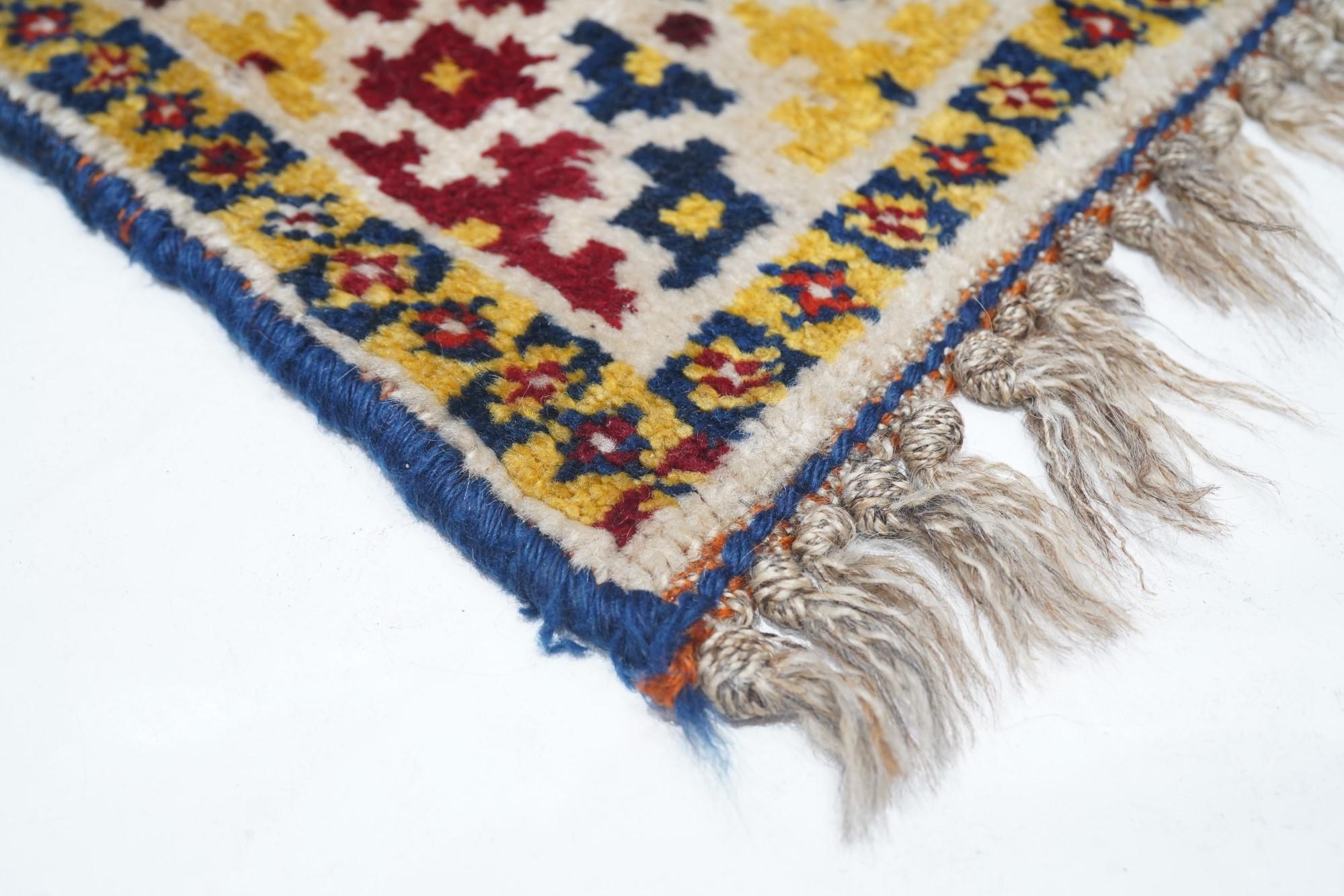 Antiker persischer Qashqai-Wollteppich aus Qashqai 4'6'' x 5'3'' (Persisch) im Angebot