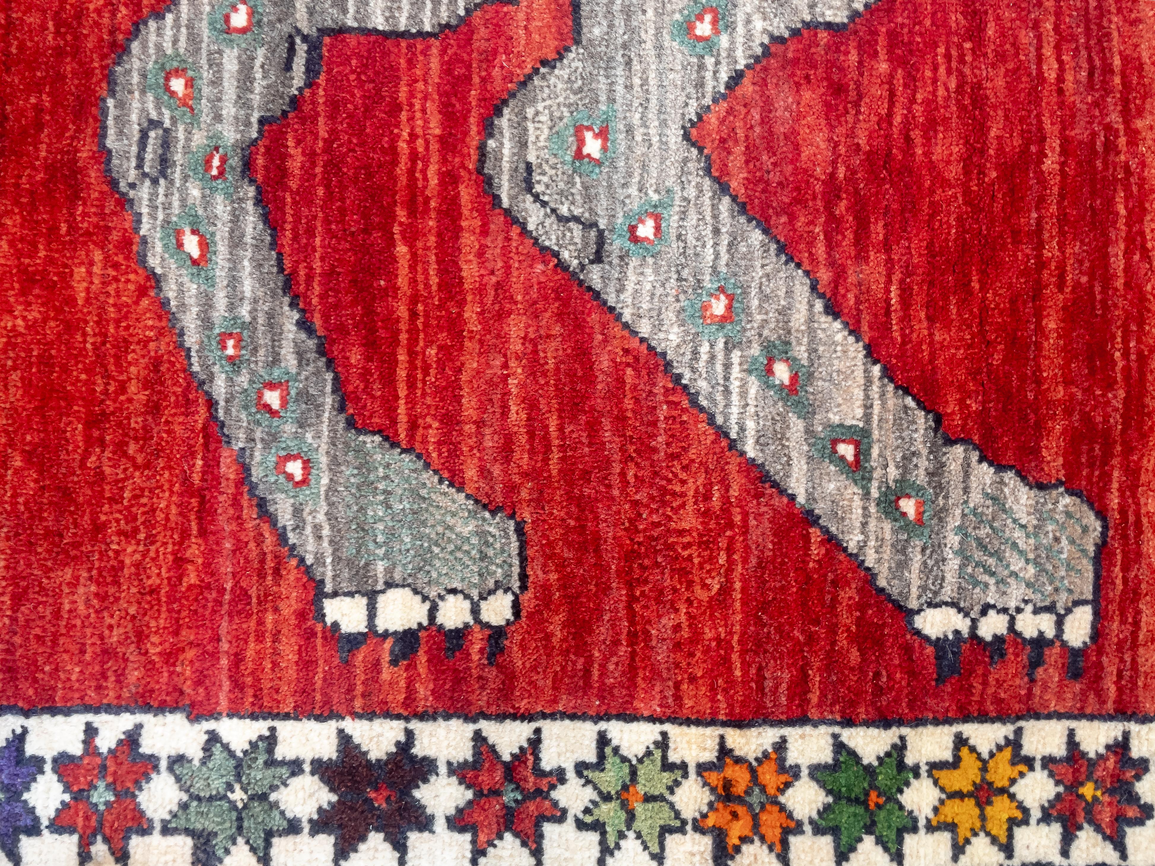 Persiano Tappeto persiano Qashqai Vintage Wool Leopard in verde e grigio su rosso, 5' x 7' in vendita