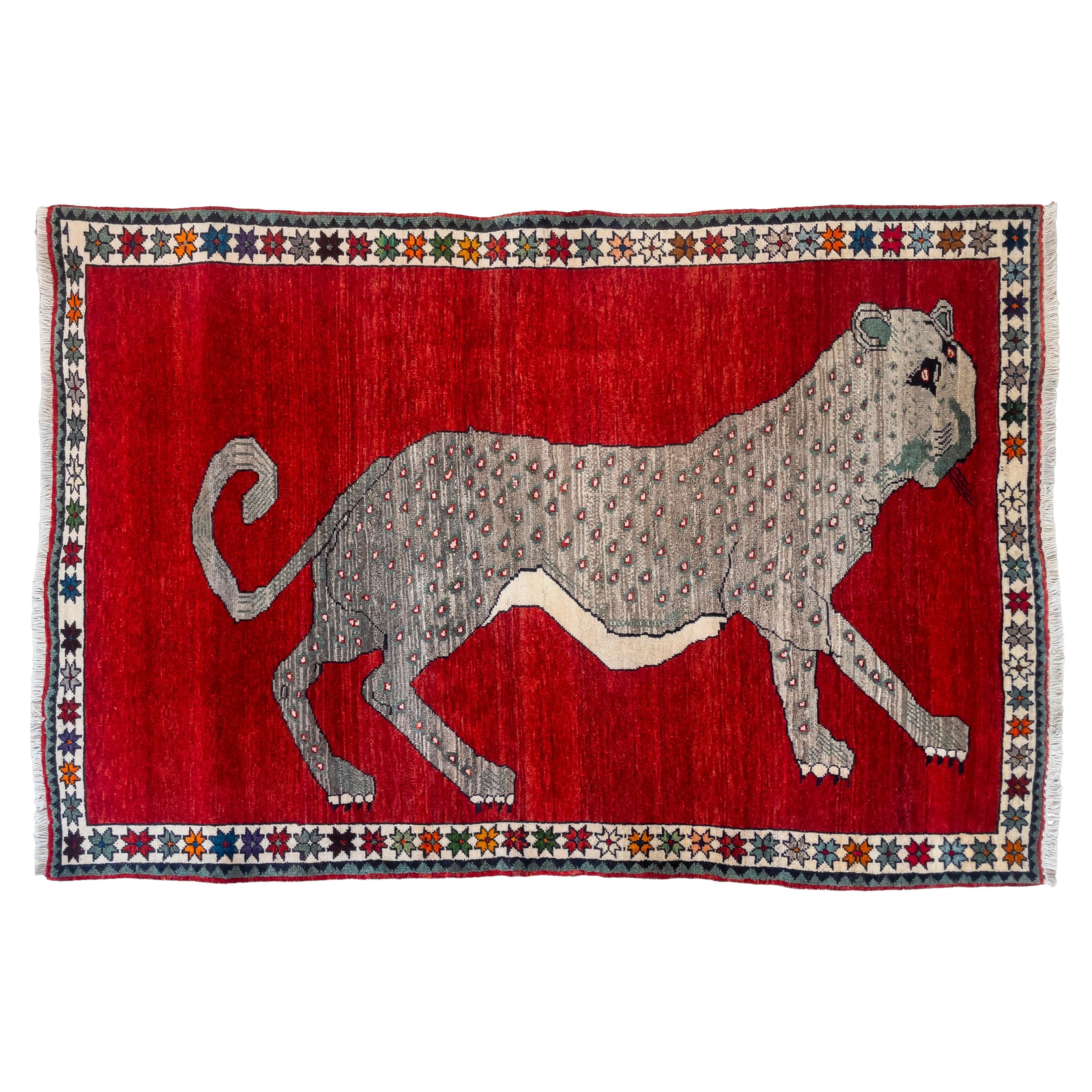 Qashqai Vintage Leoparden-Perserteppich aus Wolle in Grün und Grau auf Rot, 5' x 7'